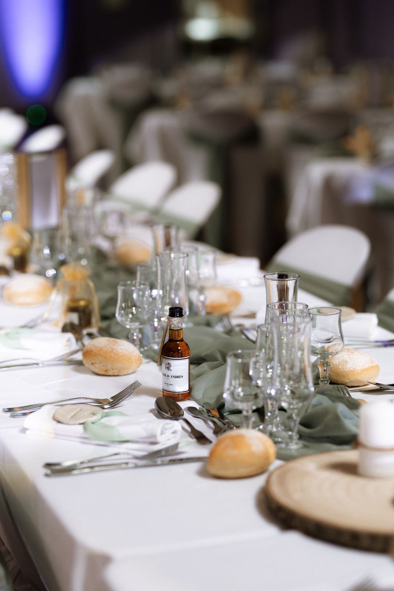 Mariage Salle de la Goubaudière salle intérieure tables blanches noeuds de chaises tentures blanches leds