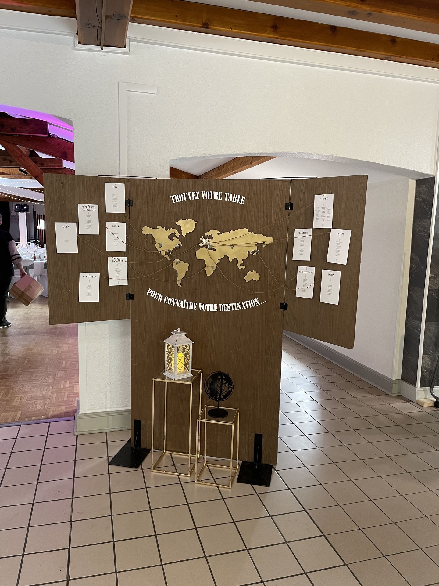 Mariage Salle de la Goubaudière plan de table carte de voyage en bois