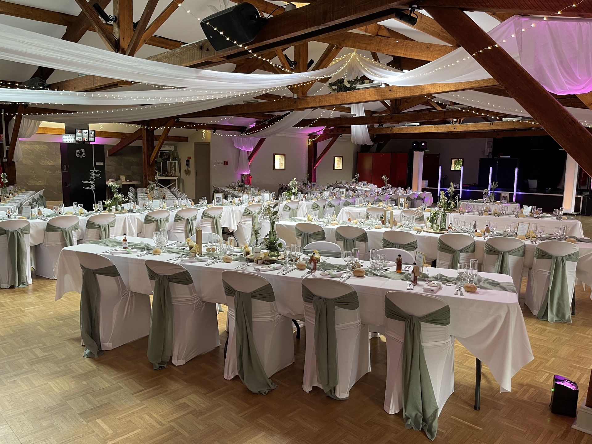Mariage Salle de la Goubaudière salle intérieure tables blanches noeuds de chaises tentures blanches leds