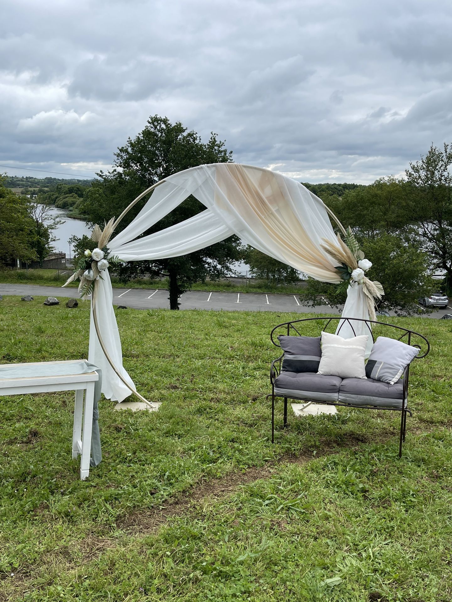 Mariage Salle de la Goubaudière cérémonie laique pampas arche tentures blanc