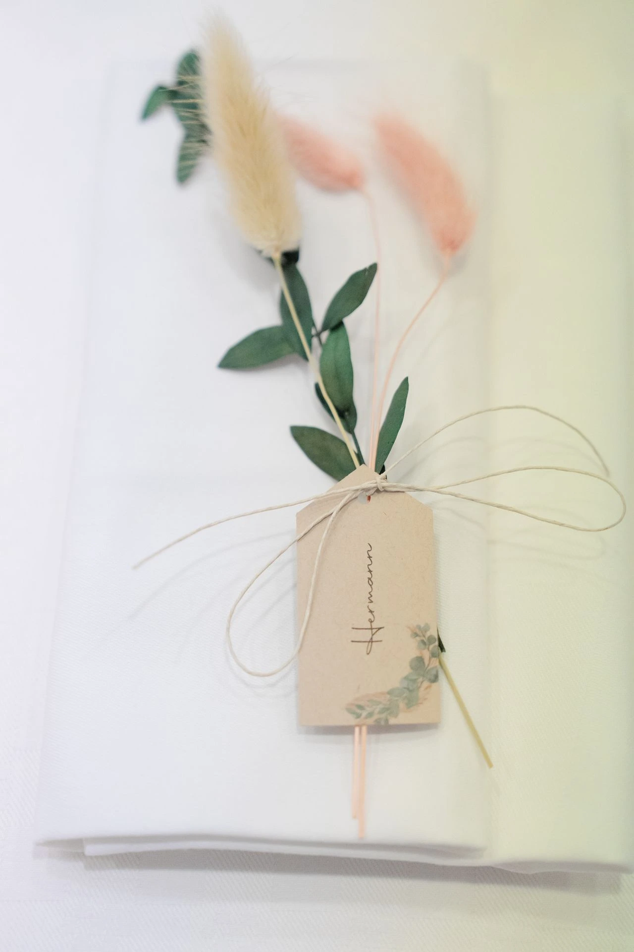 Mariage la thévinière serviette blanche et nom craft chaton rose et beige feuillage