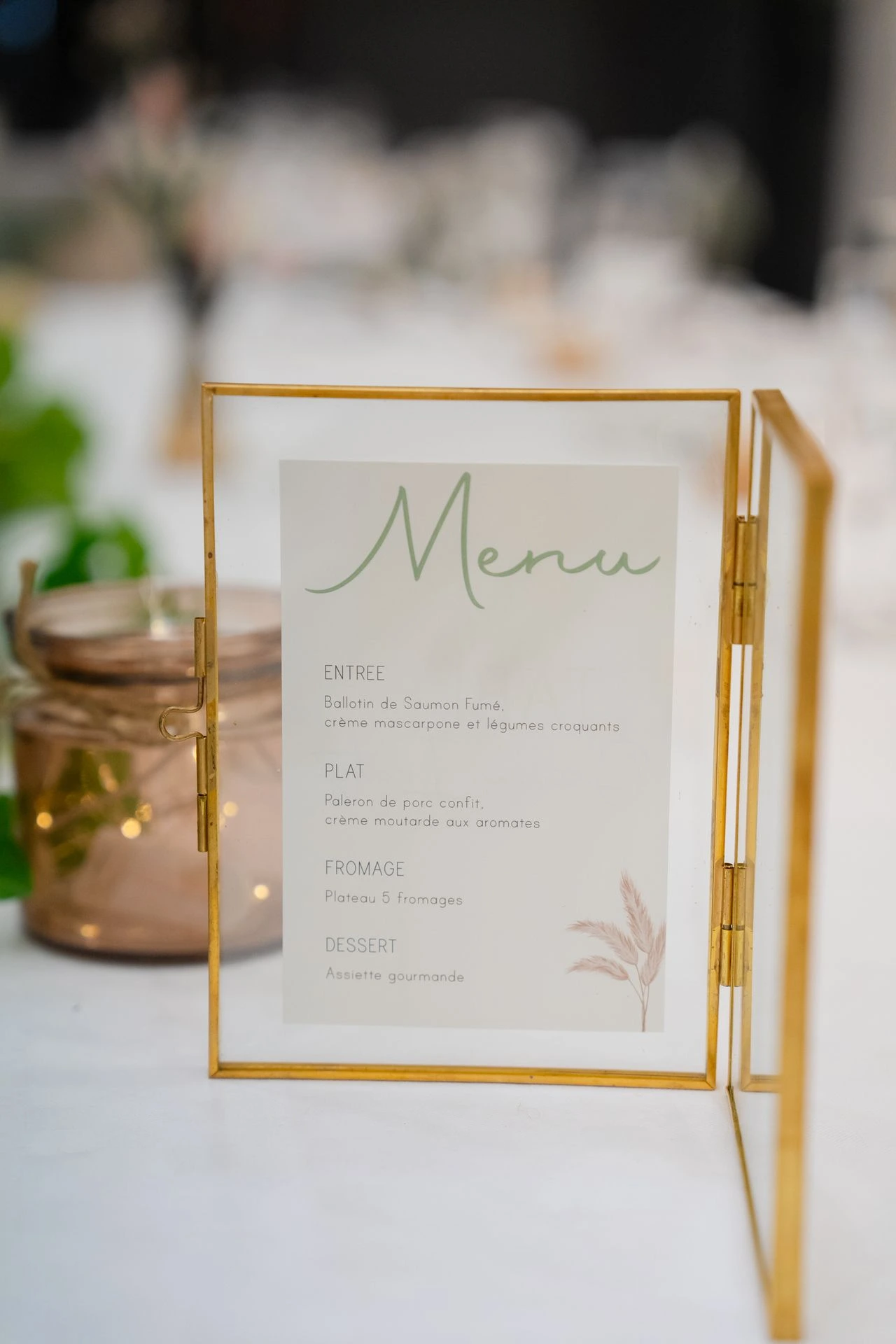 Mariage la thévinière cadre dorée menu et vase leds