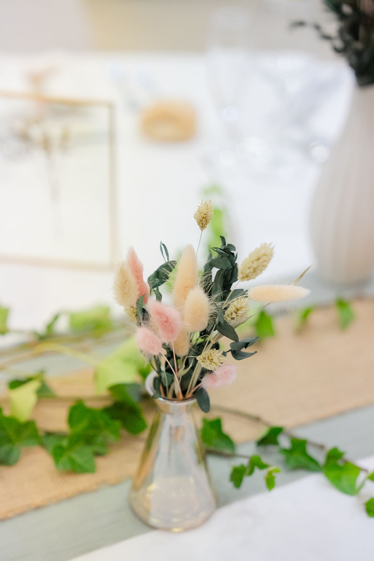Mariage la thévinière vases transparents feuille de lière chaton beige et rose
