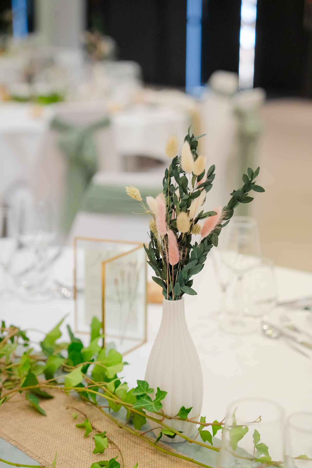 Mariage la thévinière table blanche chemin de table vert sauge et  sable nom de table cadre dorée vase fleuris feuille lière chatons rose