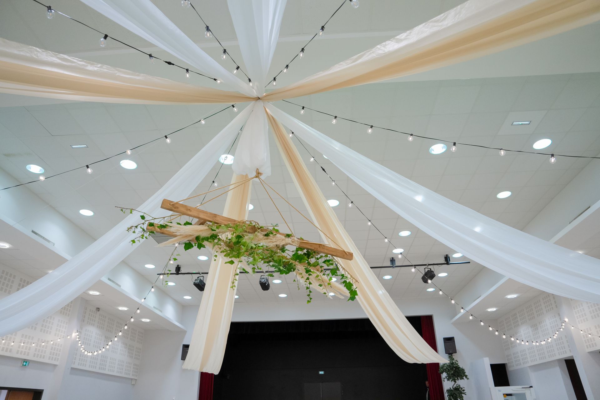 Mariage la thévinière plafond tentures blanche et sables leds structures bois et feuillage