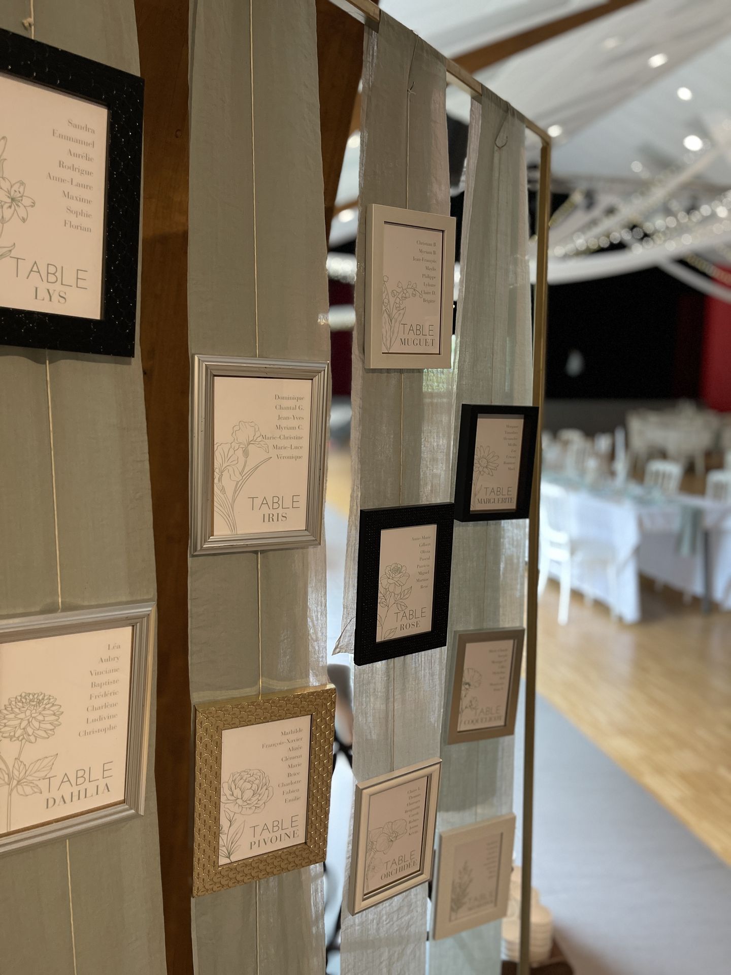 Mariage les Landebaudières plan de table cadre doré argent noir et blanc sur tissu