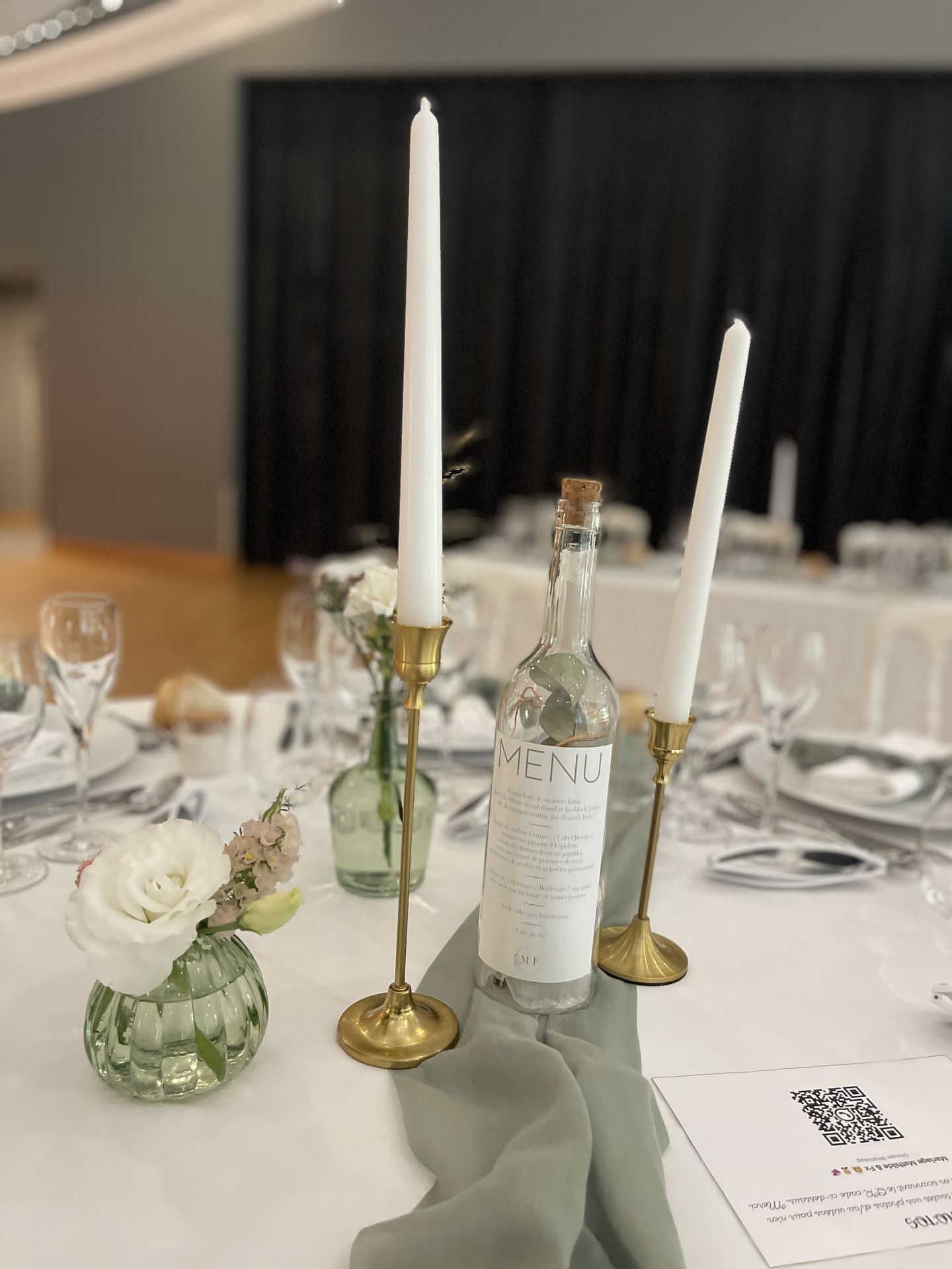 Mariage les Landebaudières table blanche chemin de table vert sauge bougie blanche serviette blanche noeud vert sauge vase fleurs blanches