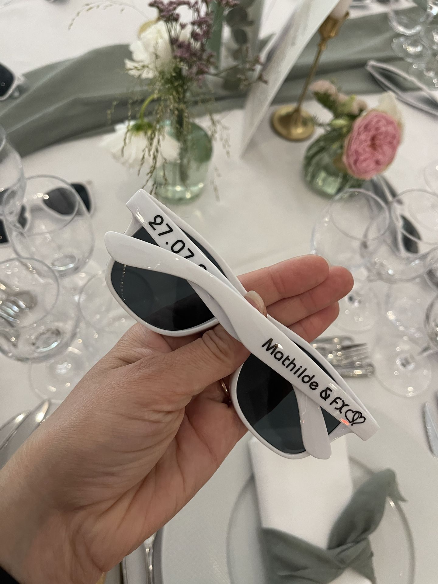 Mariage les Landebaudières cadeaux invités accessoires lunettes blanches personnalisés