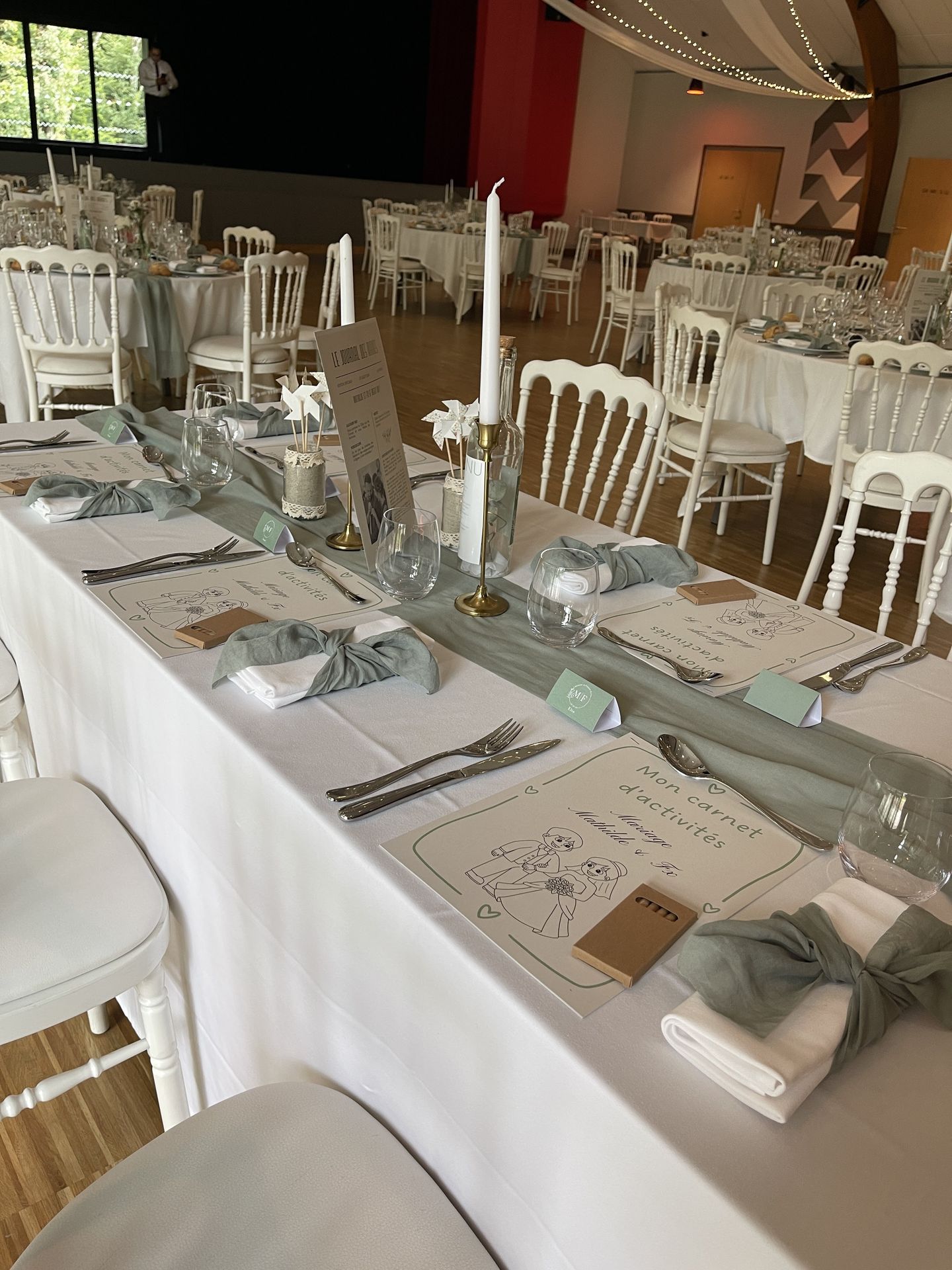 Mariage les Landebaudières table blanche chemin de table vert sauge bougie blanche serviette blanche noeud vert sauge vase fleurs blanches