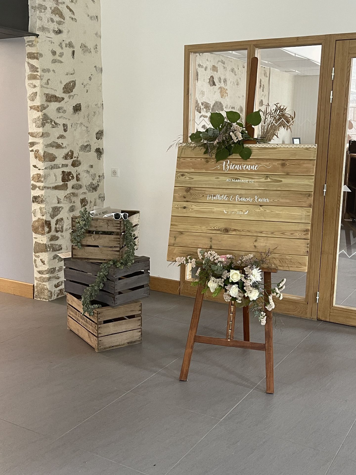 Mariage les Landebaudières panneau de bienvenue en bois caisse de pommes et felurs