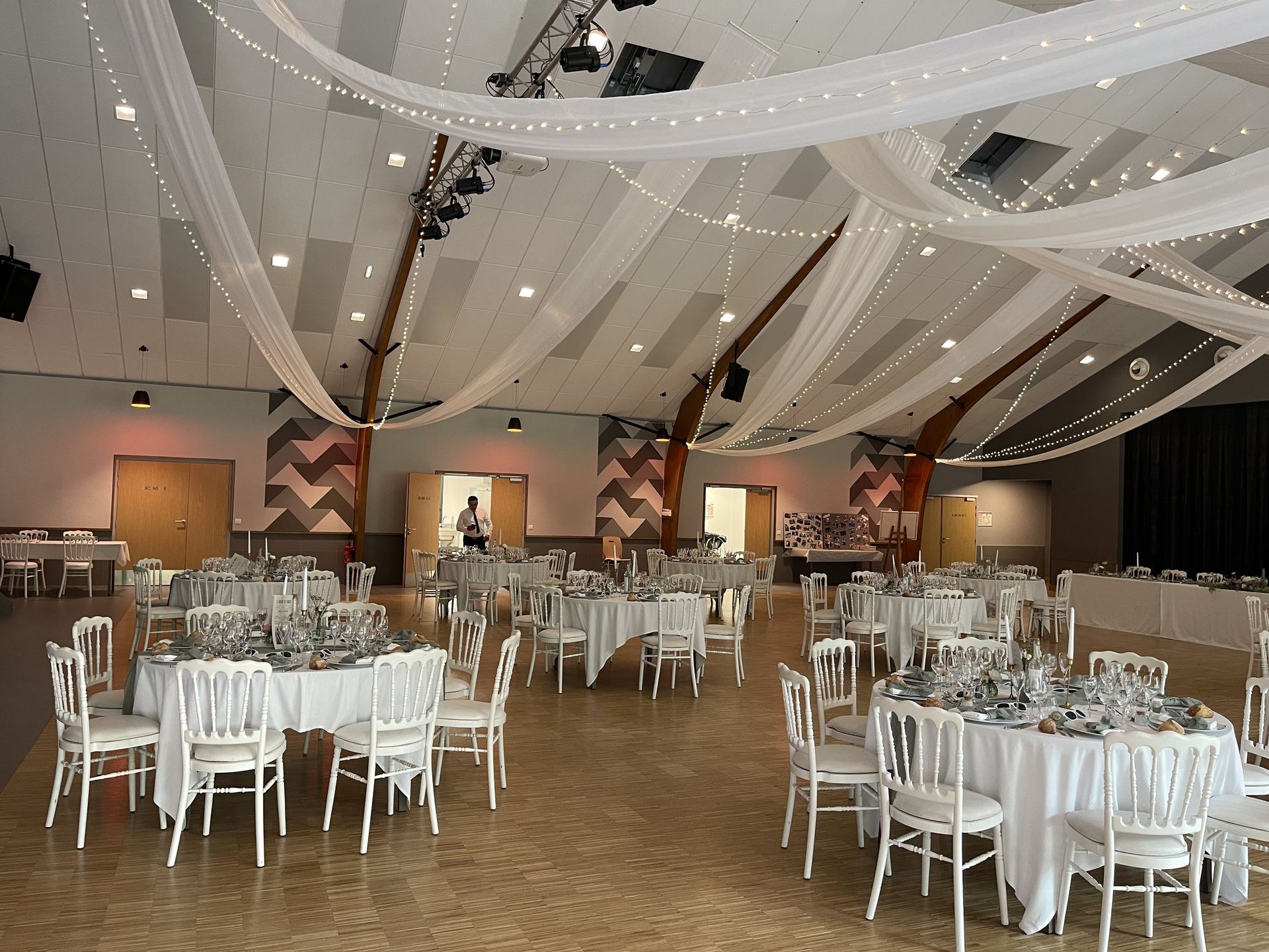 Mariage les Landebaudières plafond tentures leds croisées table blanche chaises napoléon blanche