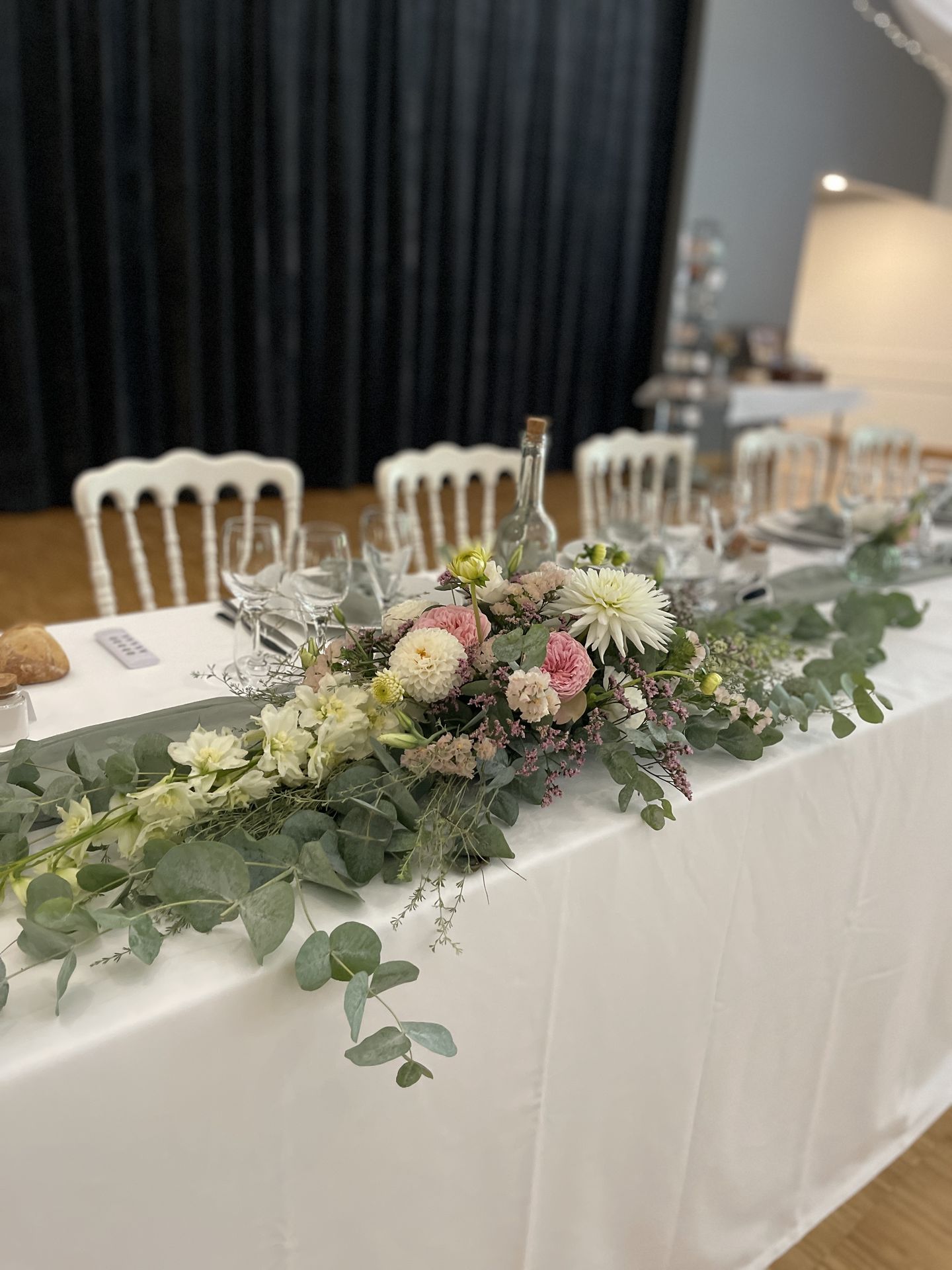 Mariage les Landebaudières table blanche chemin de table vert sauge composition florales