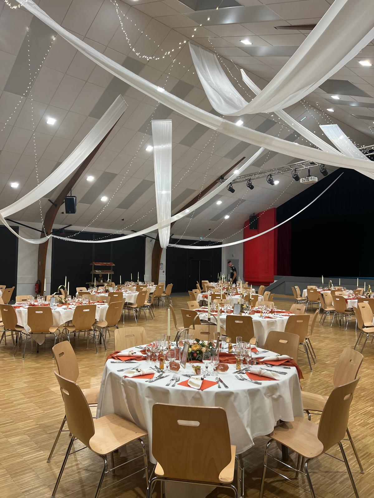 Mariage Salle Les Landebaudières plafond tentures et leds tables blanches et terracotta