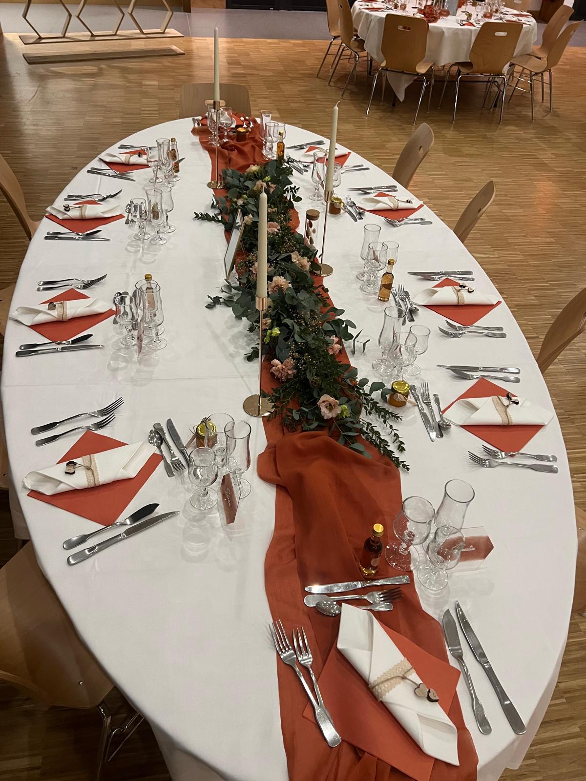 Mariage Salle Les Landebaudières tables blanches chemin de table terracotta bougie beige serviette blanches et terracotta composition florales