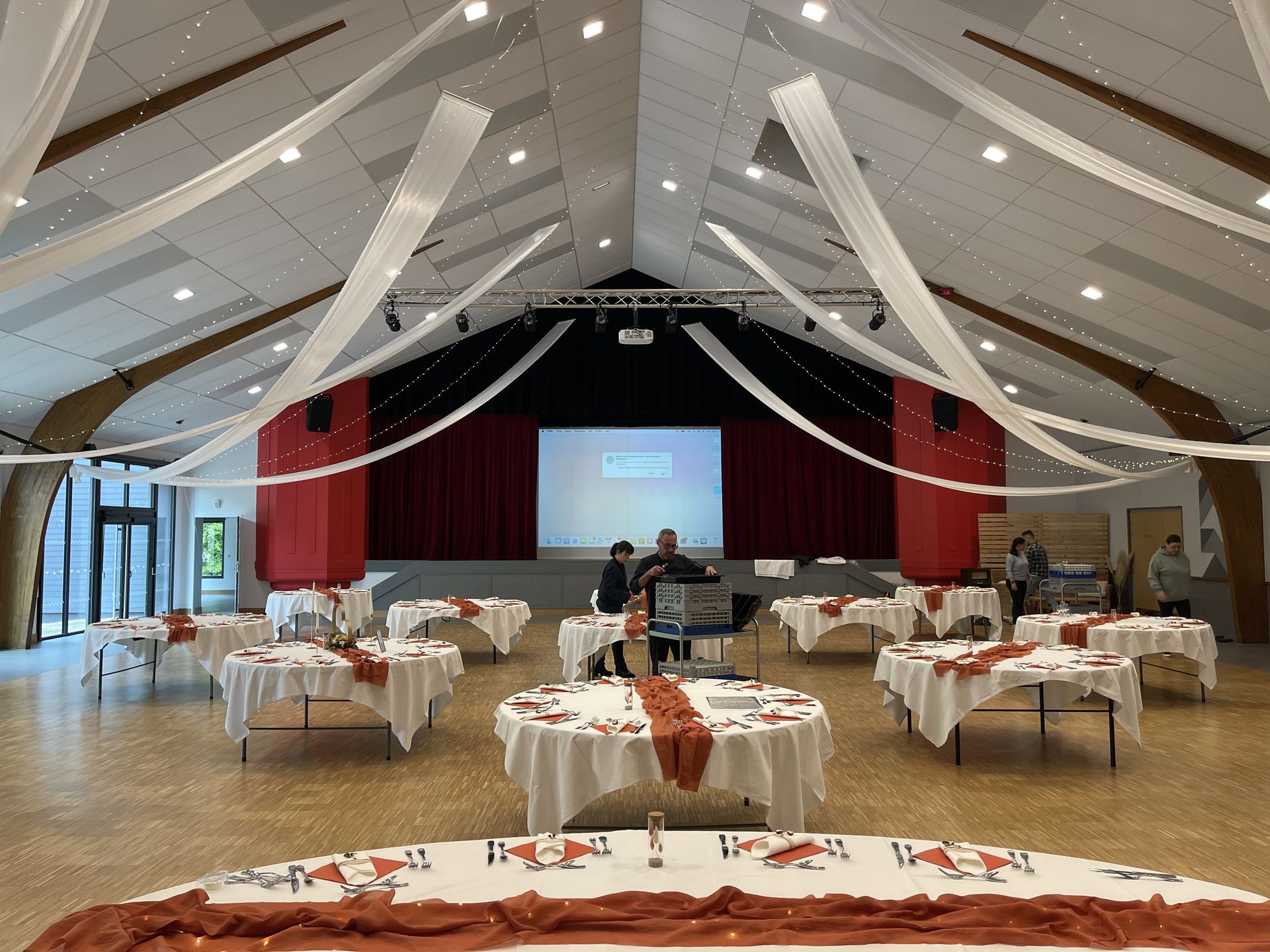 Mariage Salle Les Landebaudières plafond tentures et leds tables blanches et terracotta