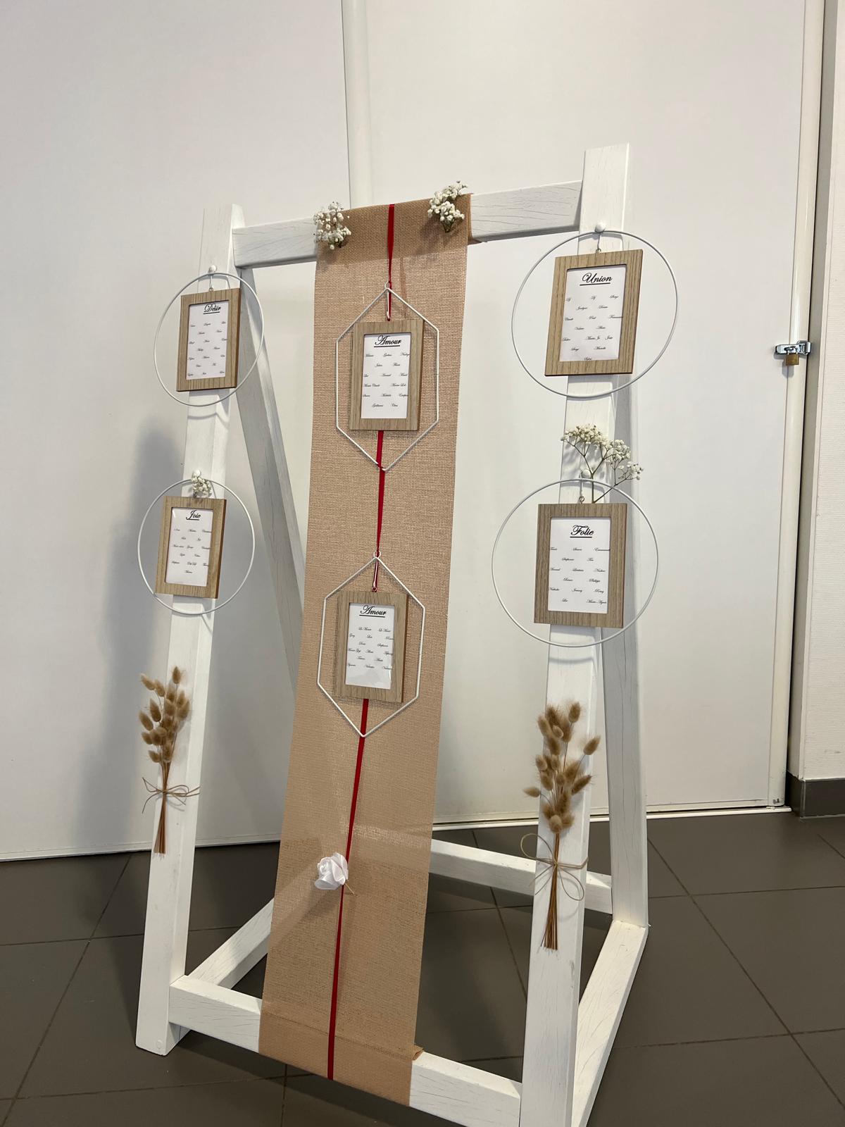 Mariage Espace Renaudin plan de table en bois blanc tisu sable file rouge et chaton