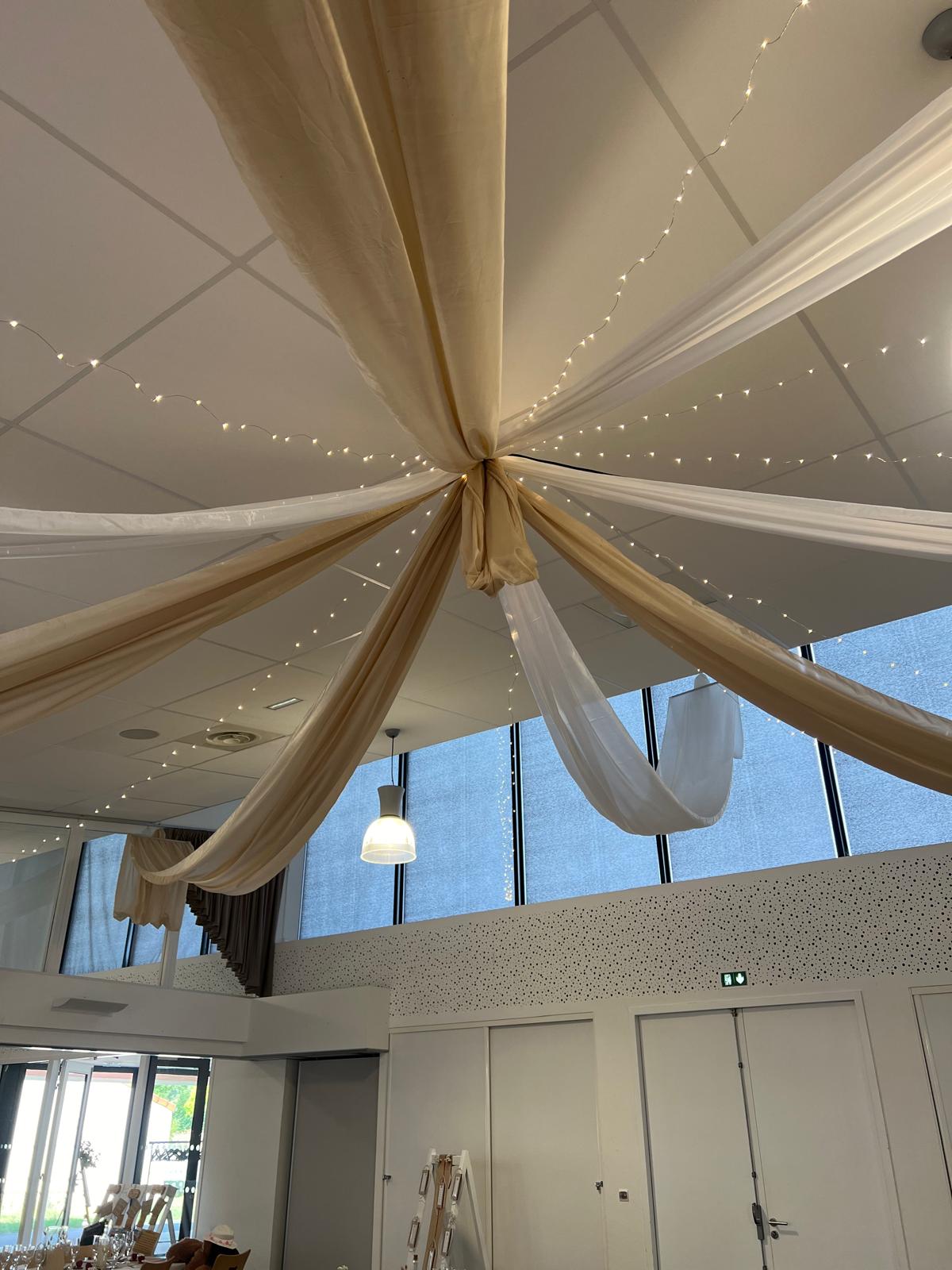 Mariage Espace Renaudin plafond tentures sable et blanche leds