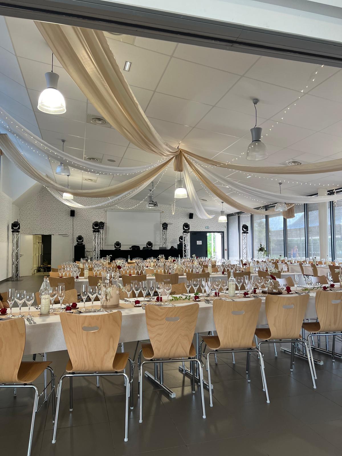 Mariage Espace Renaudin Salle intérieur plafond tentures sable blanc et leds table blanches et chaise sable