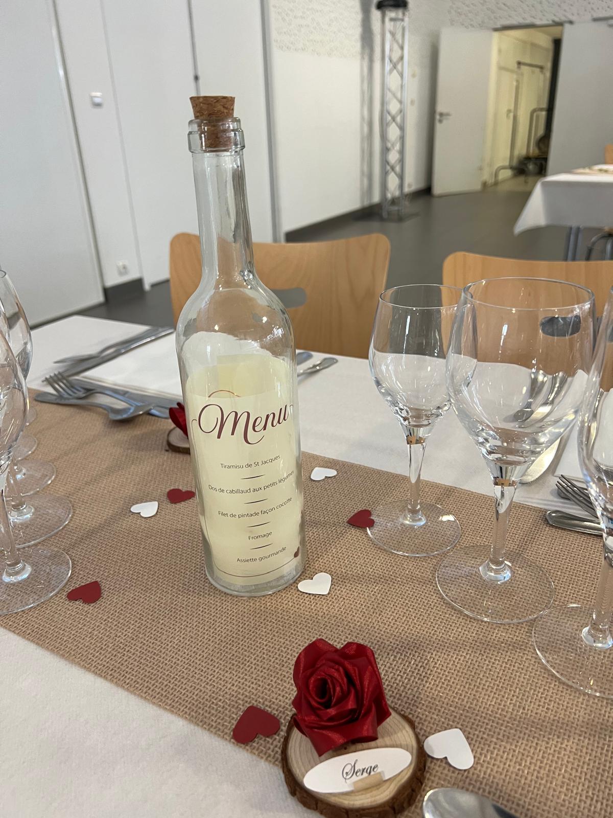 Mariage Espace Renaudin table blanche et chemin de table sable vase transparent naturel marque place rose rouge bouteille vrre menu