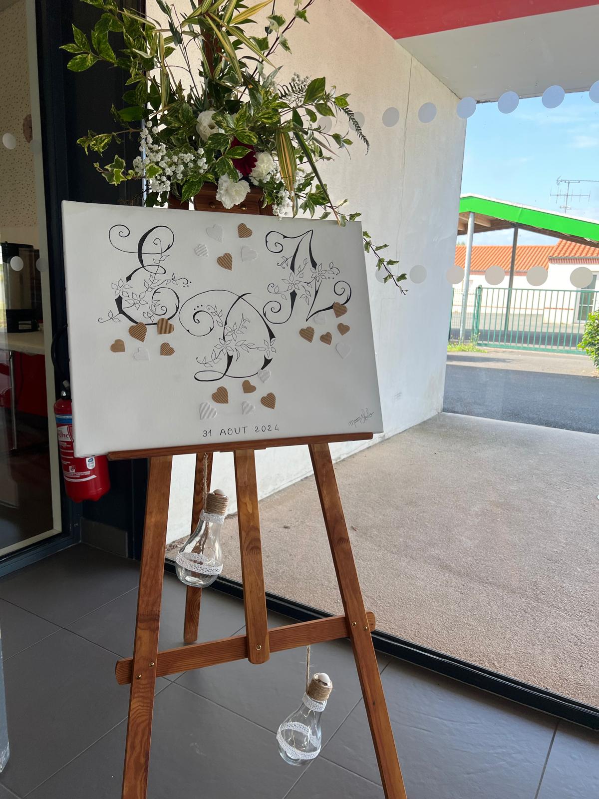 Mariage Espace Renaudin panneau de bienvenue blanc bois et ampoule blanche transparent et feuillage