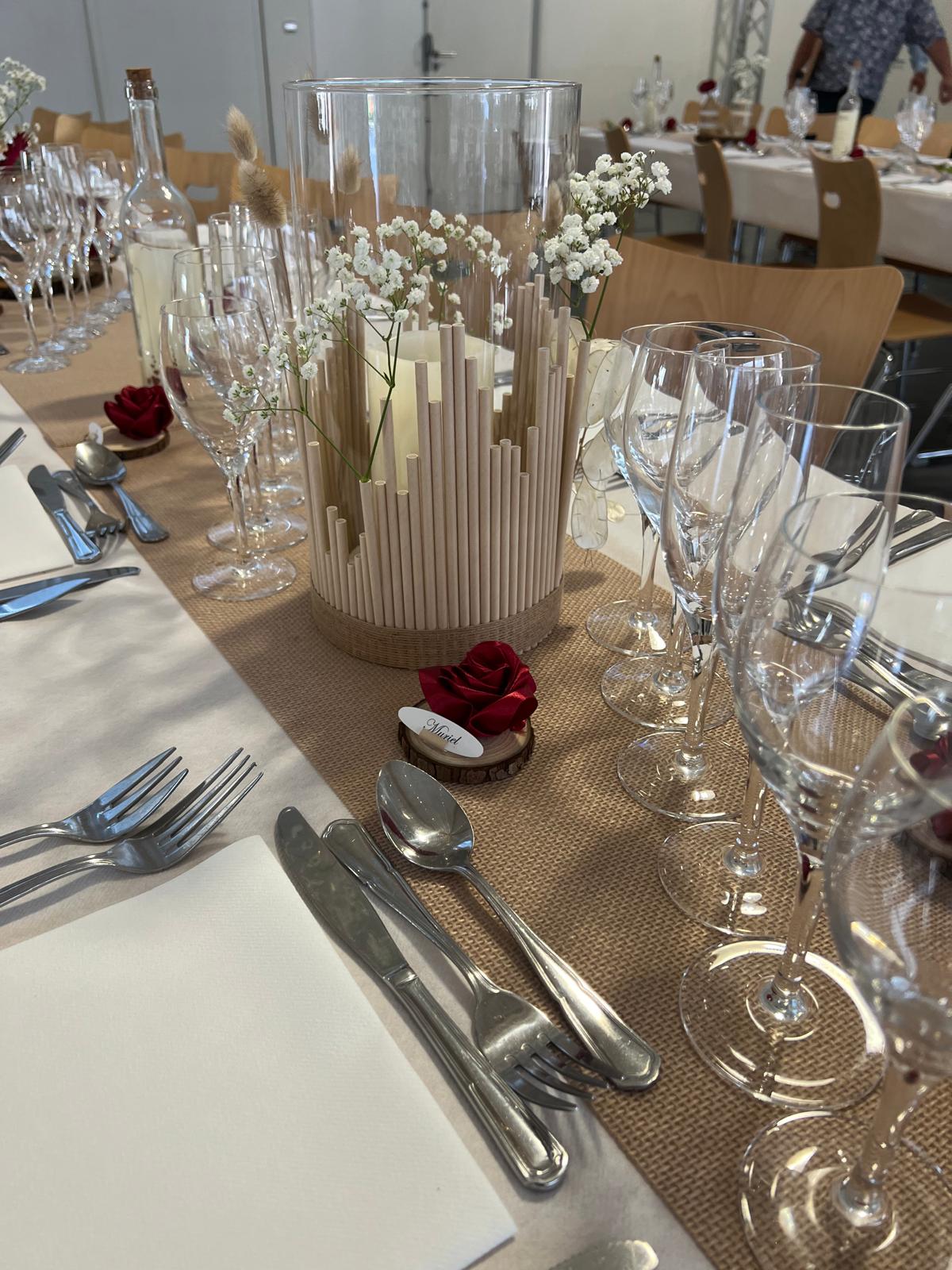 Mariage Espace Renaudin table blanche et chemin de table sable vase transparent naturel marque place rose rouge
