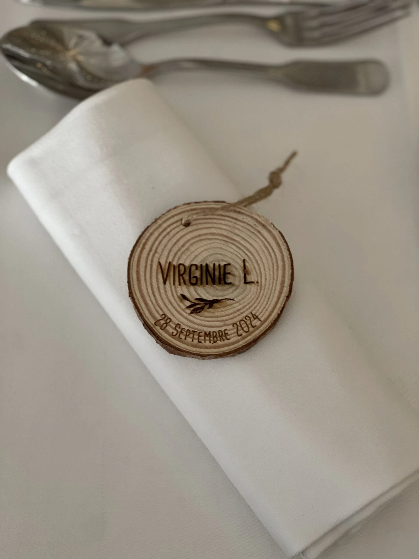 Mariage Espace Galerne marque en place rondin en bois