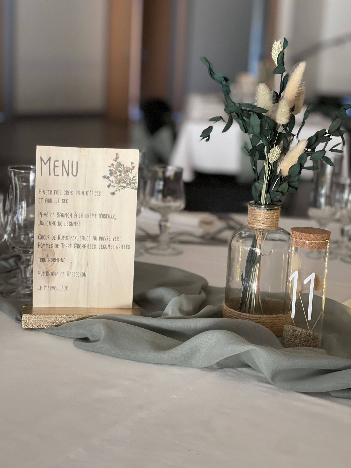 Mariage Espace Galerne vases transparent et corde feuillage et chaton éprouvette numéo  menu en bois