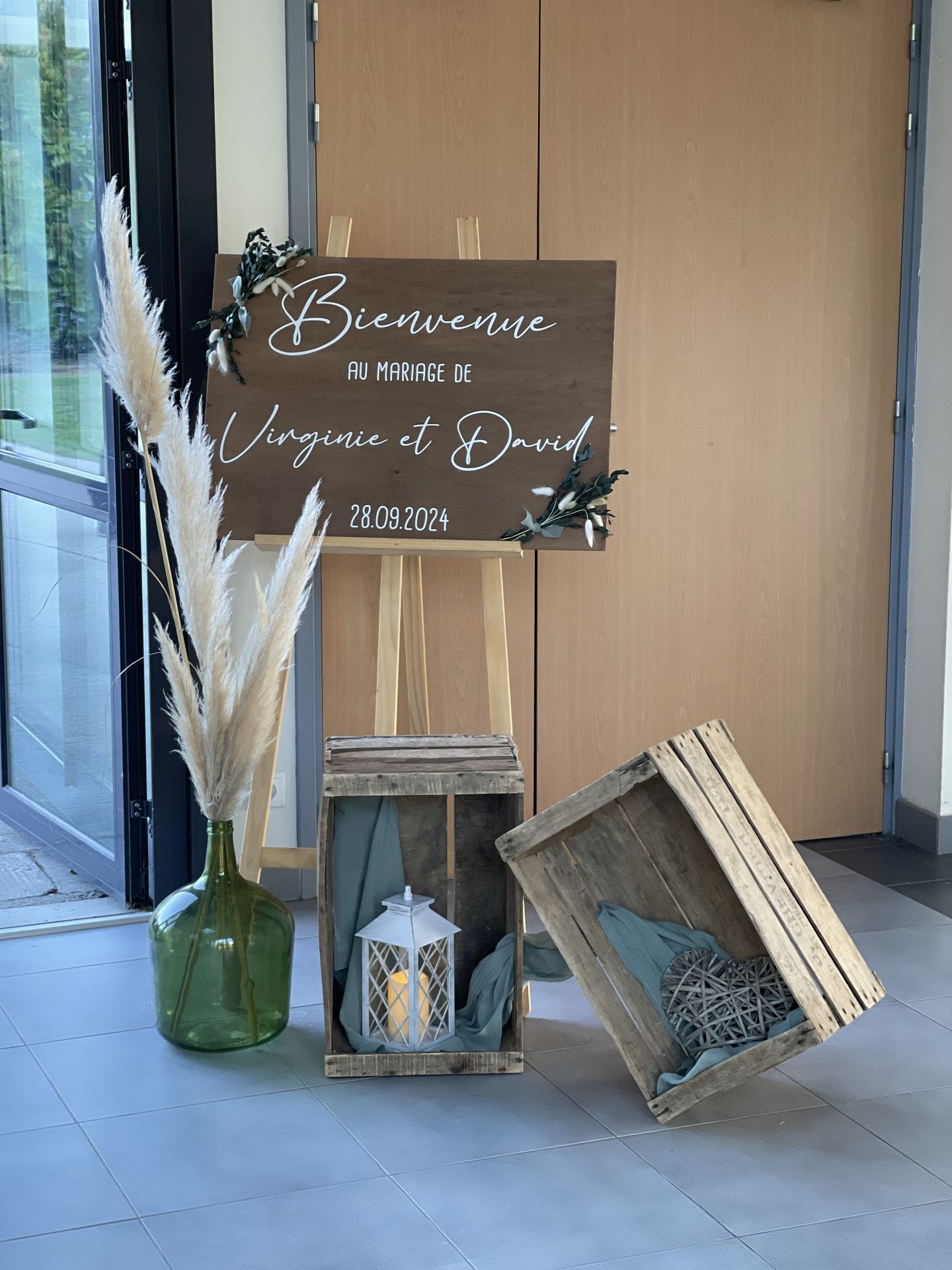 Mariage Espace Galerne panneau de bienvenue vase vert pampas caisse à pommes