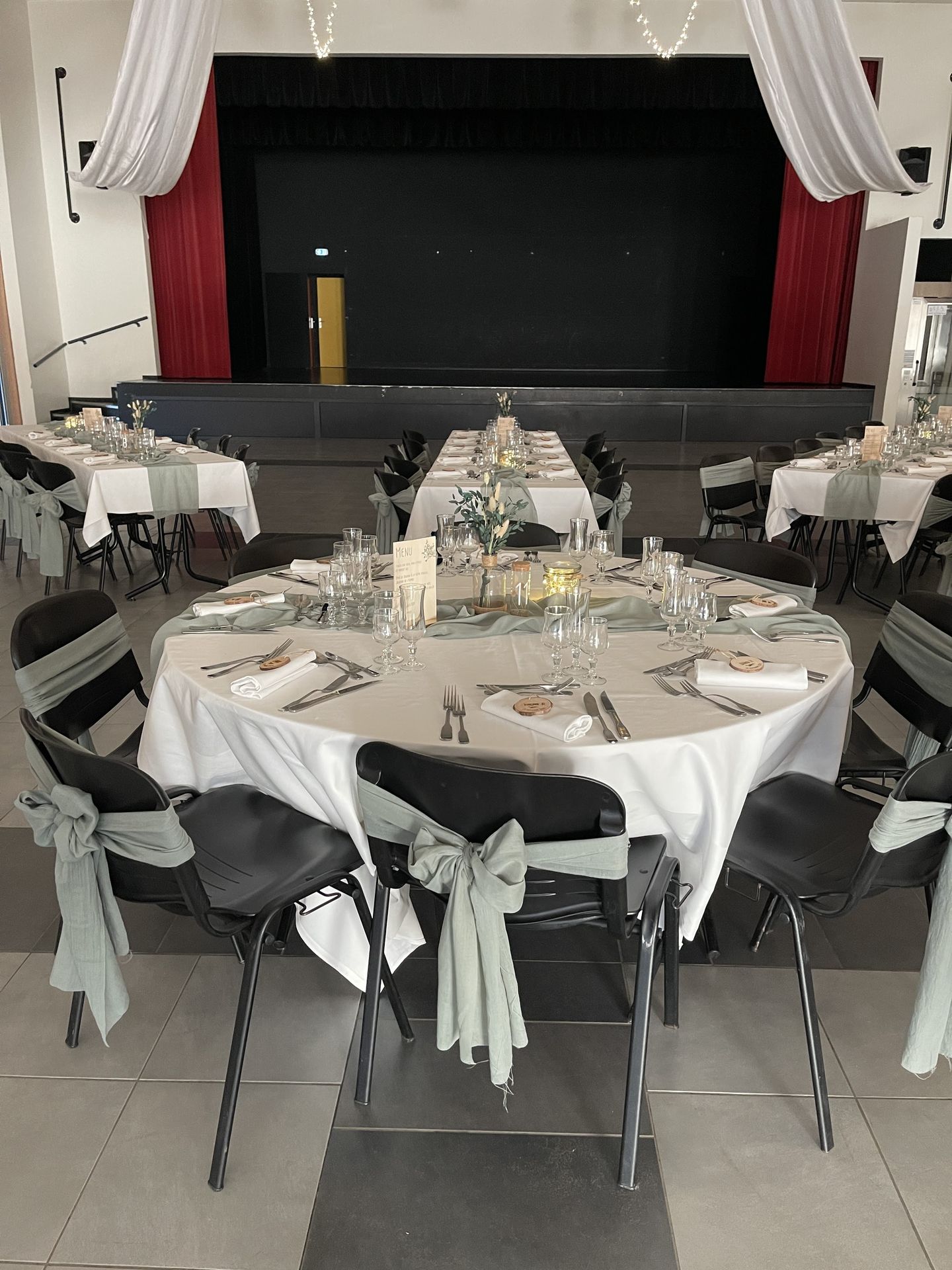 Mariage Espace Galerne table blanche chemin vert sauge noeud de chaise vert sauge