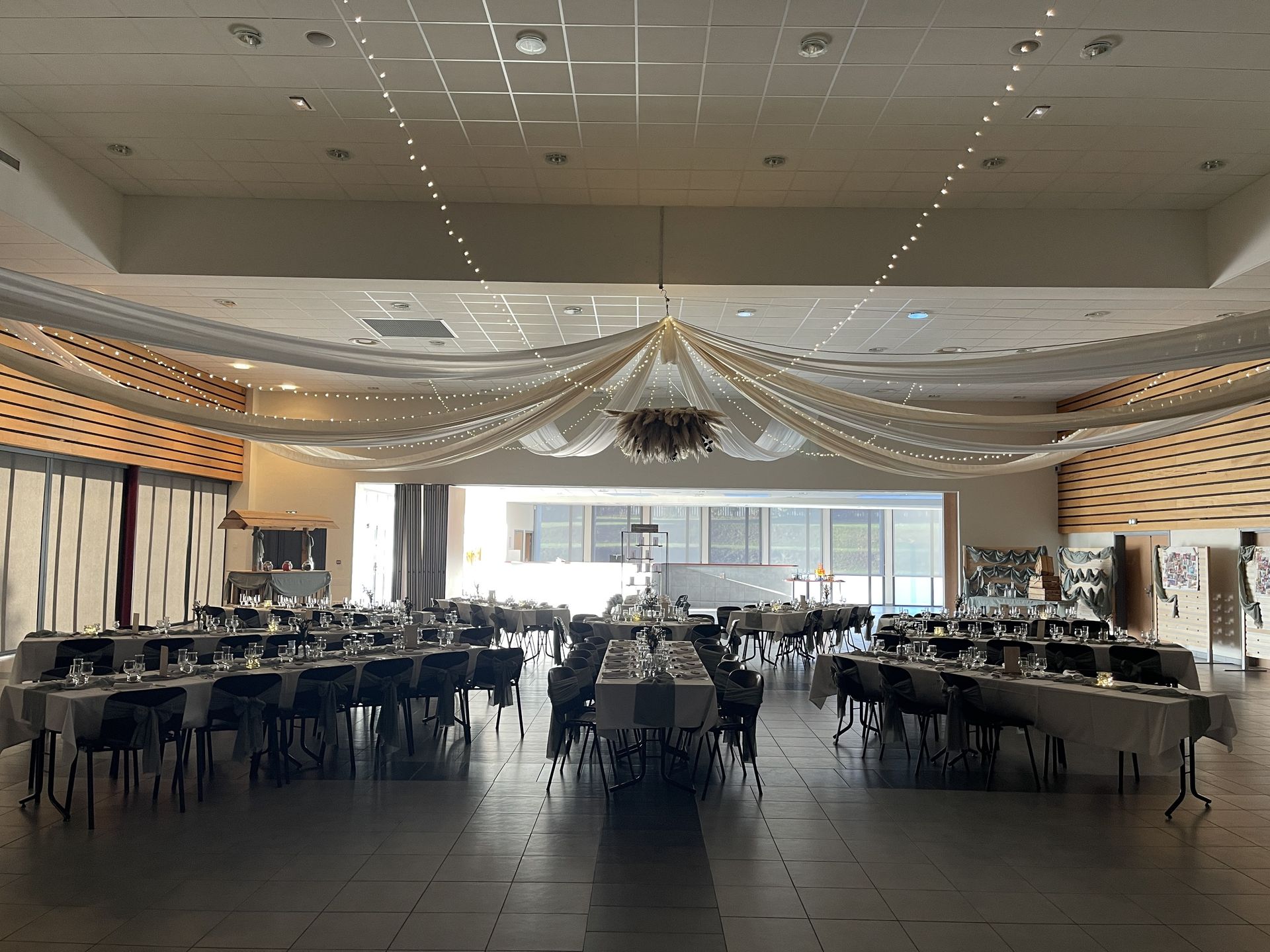 Mariage Espace Galerne plafond tentures sable et blanche et leds tables blanches boules de pampas