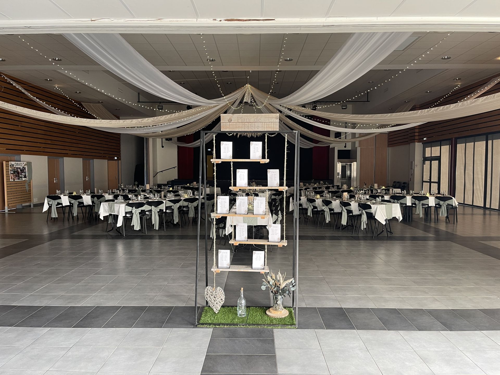 Mariage Espace Galerne plan de table balançoire plafond tentures blanche et sable leds