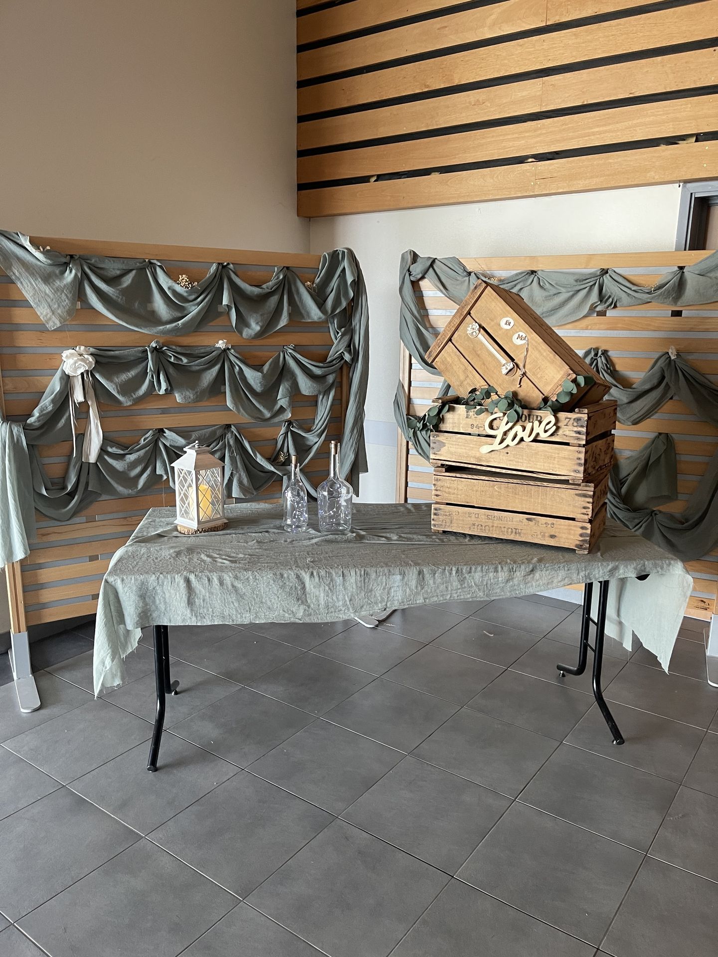 Mariage Espace Galerne plan de table décor de salle vert sauge caisse à pommes love en bois lanterne