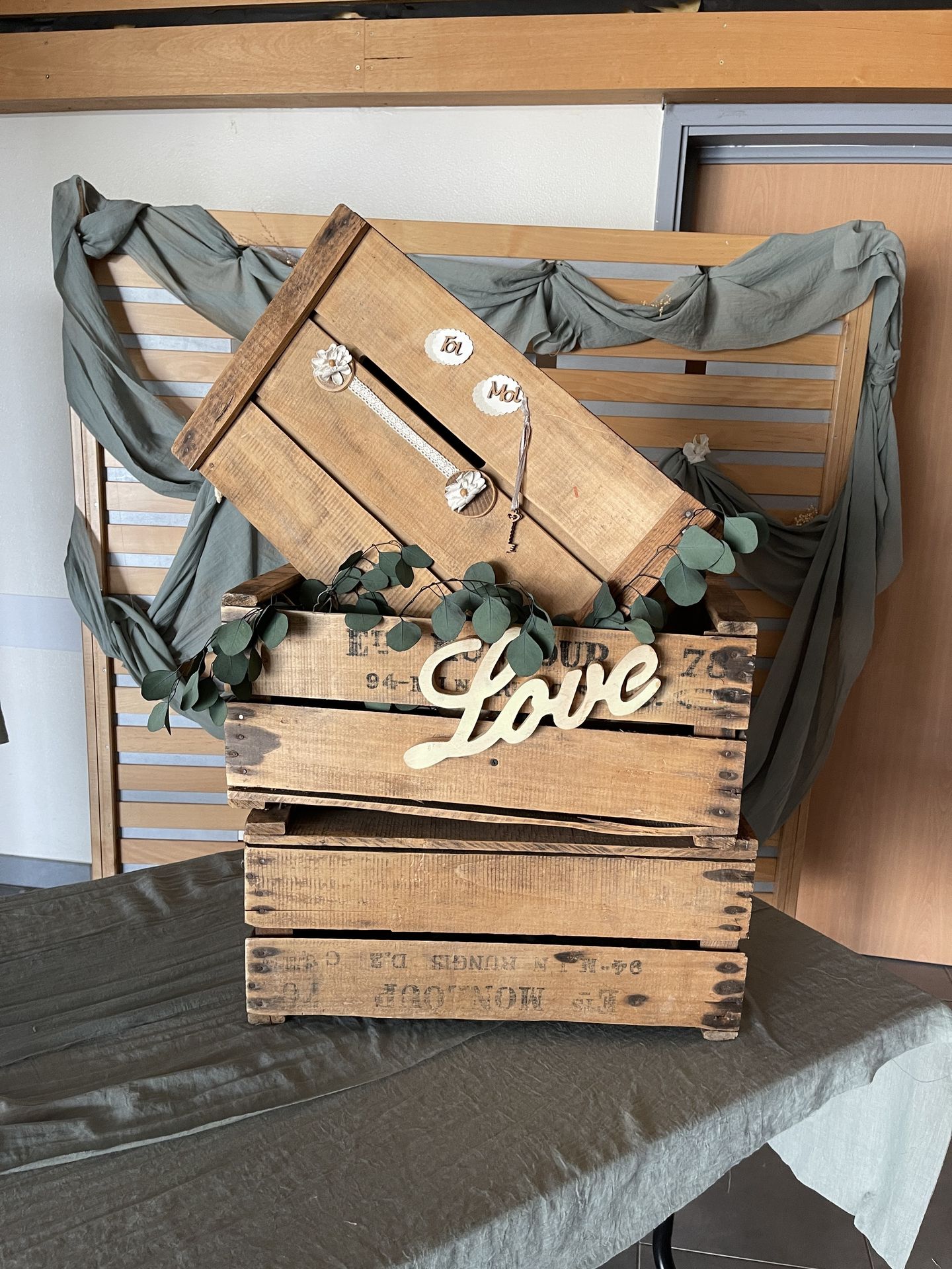 Mariage Espace Galerne plan de table décor de salle vert sauge caisse à pommes love en bois lanterne