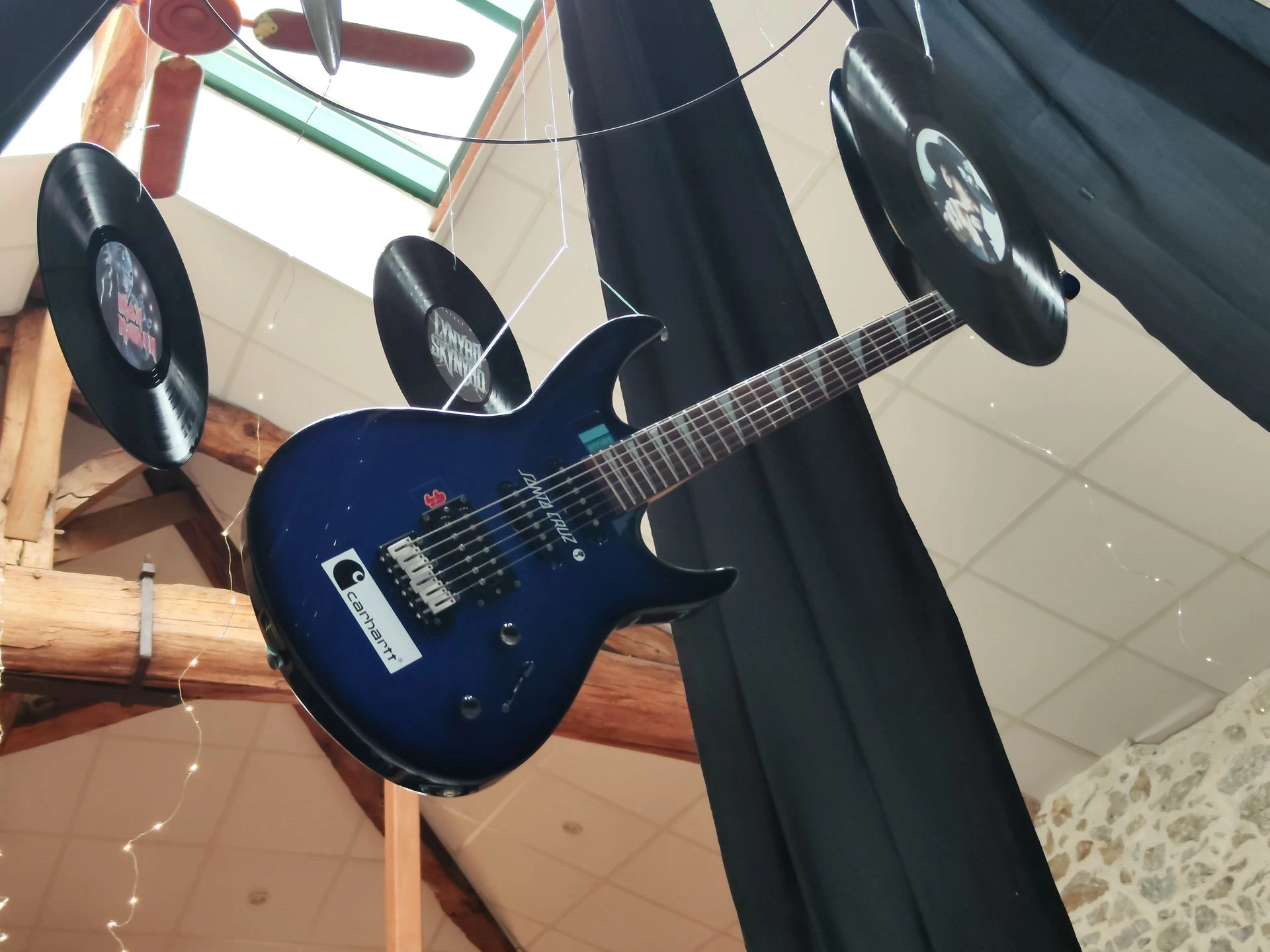Mariage domaine des Dodais plafond tentures noirs et leds guitare et disque