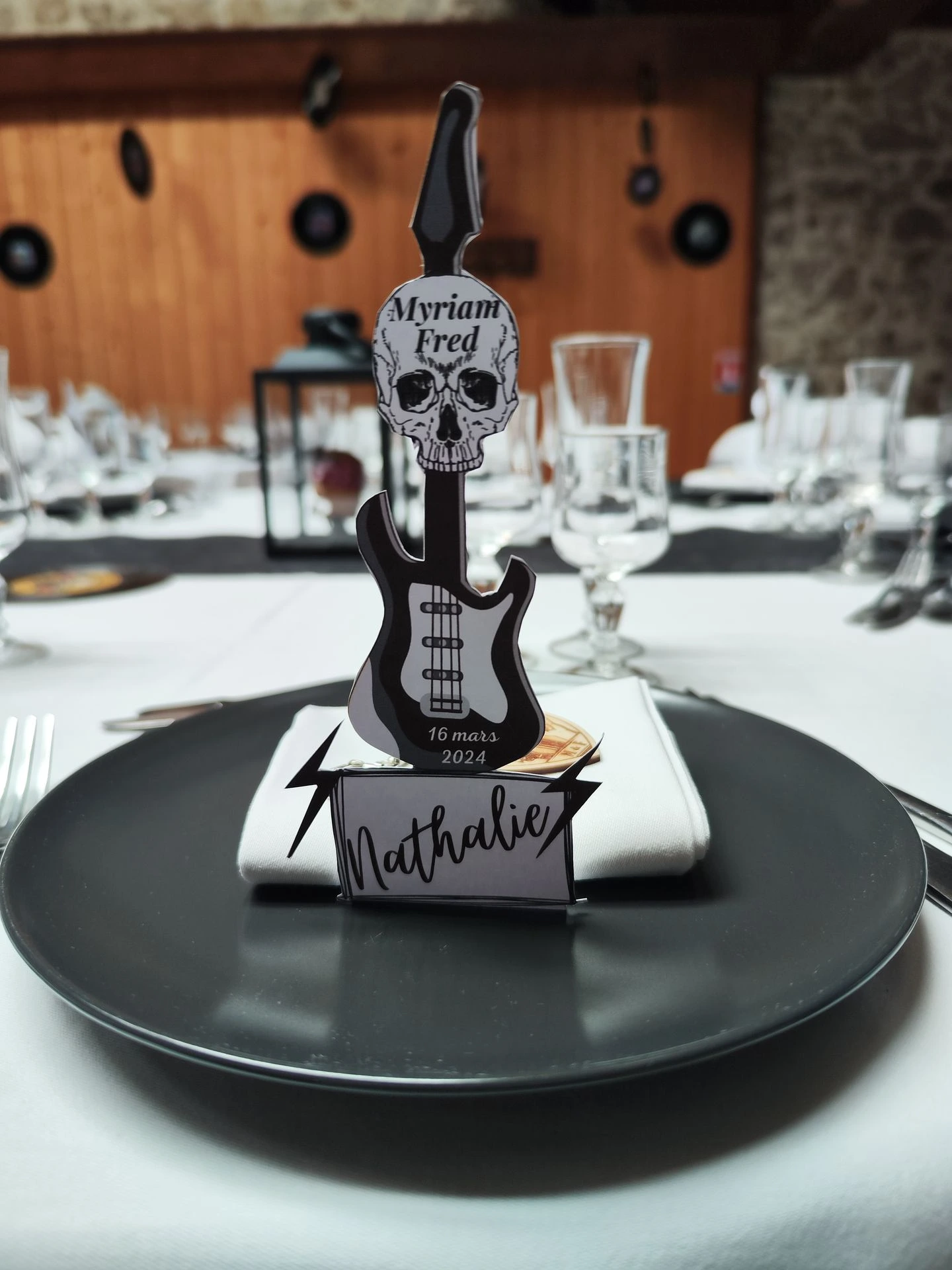 Mariage domaine des Dodais marque place guitare rock noir et blanc