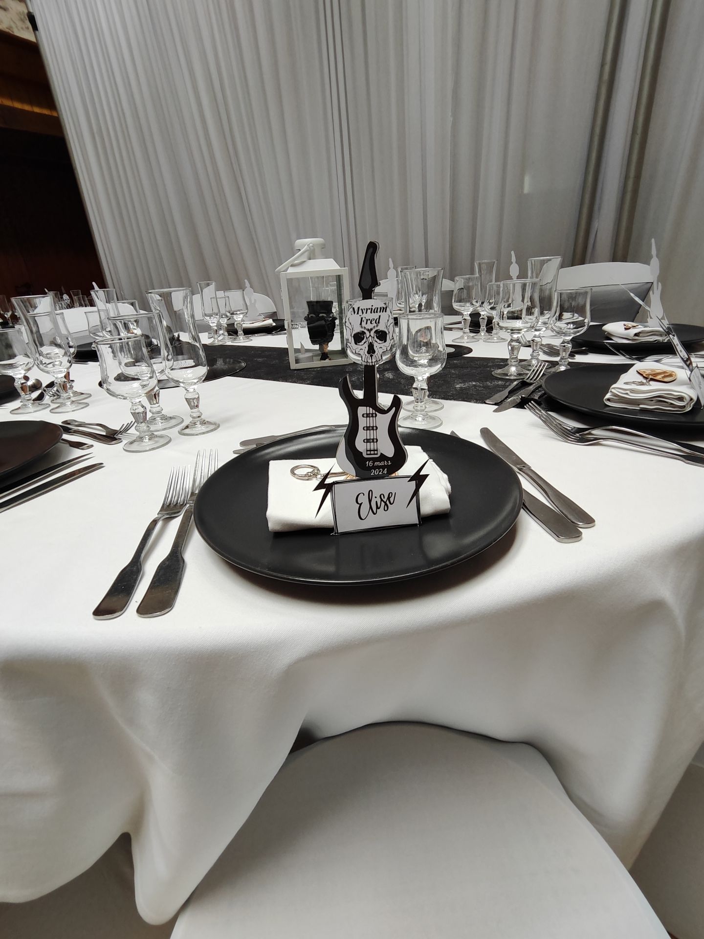 Mariage domaine des Dodais marque place guitare rock noir et blanc