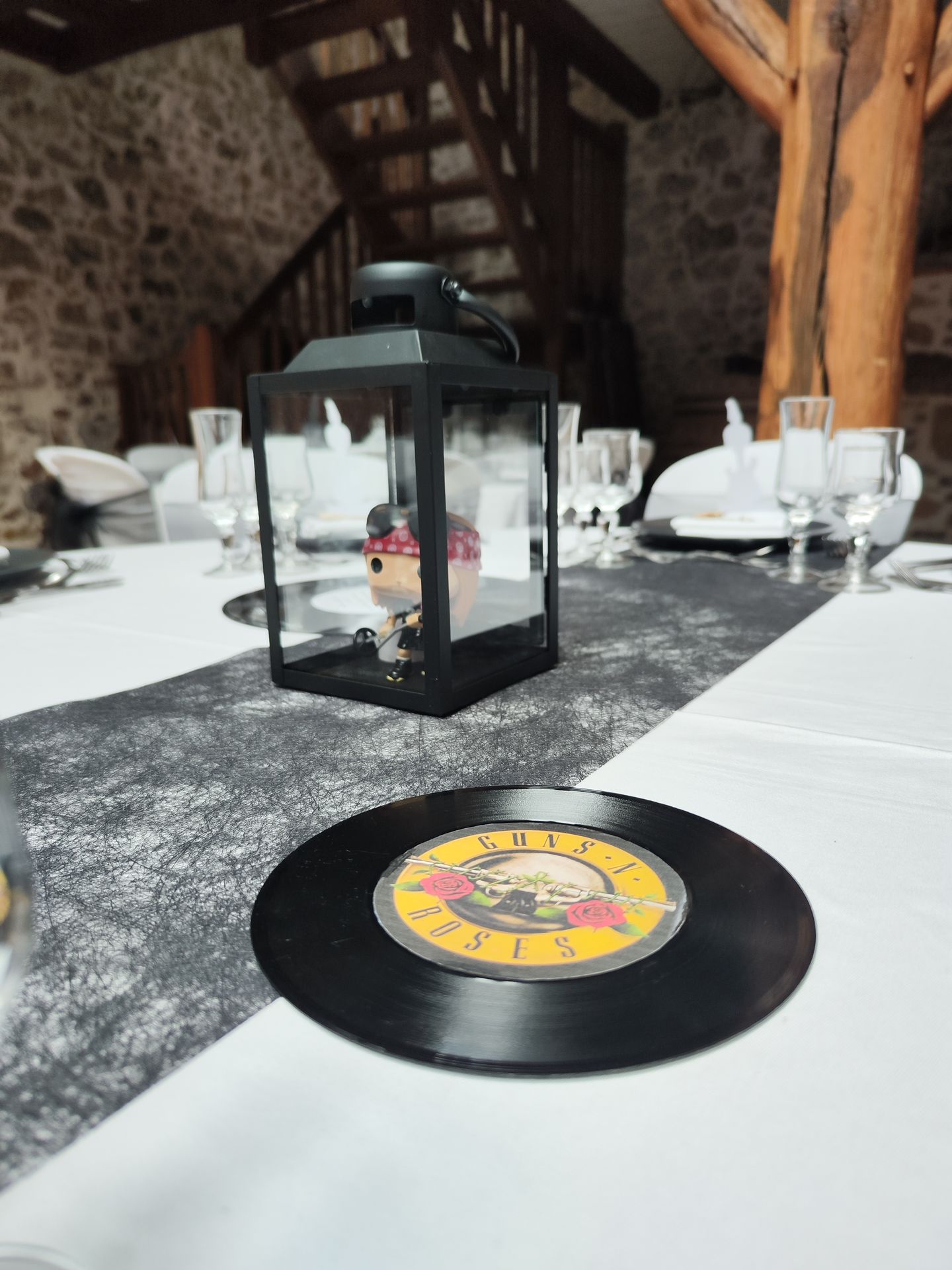 Mariage domaine des Dodais disque et lanterne noir personnage rock