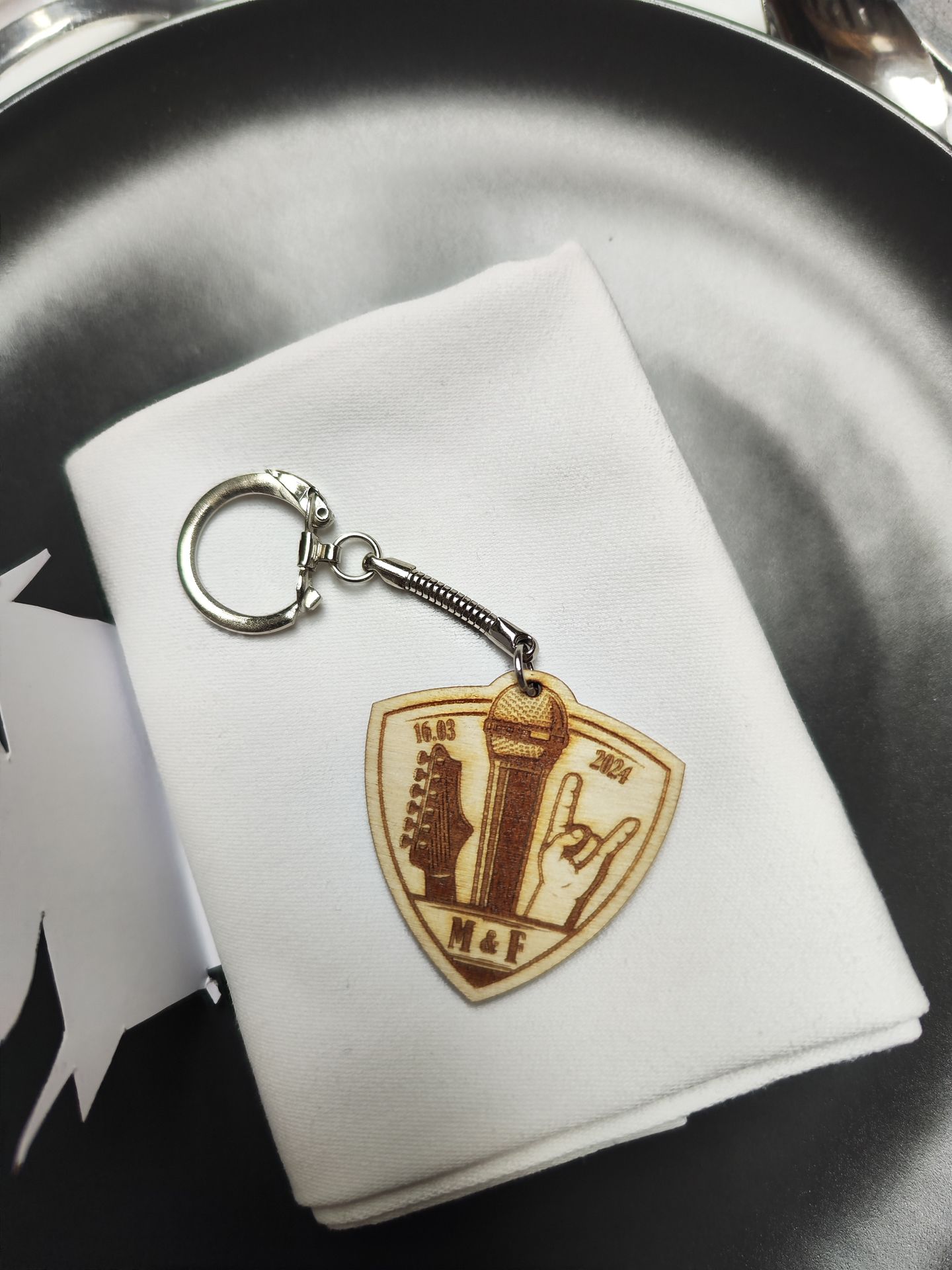 Mariage domaine des Dodais porte clé en bois personnalisés