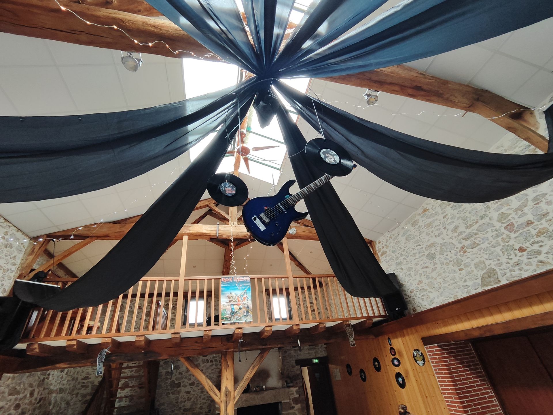 Mariage domaine des Dodais plafond tentures noirs et leds guitare et disque