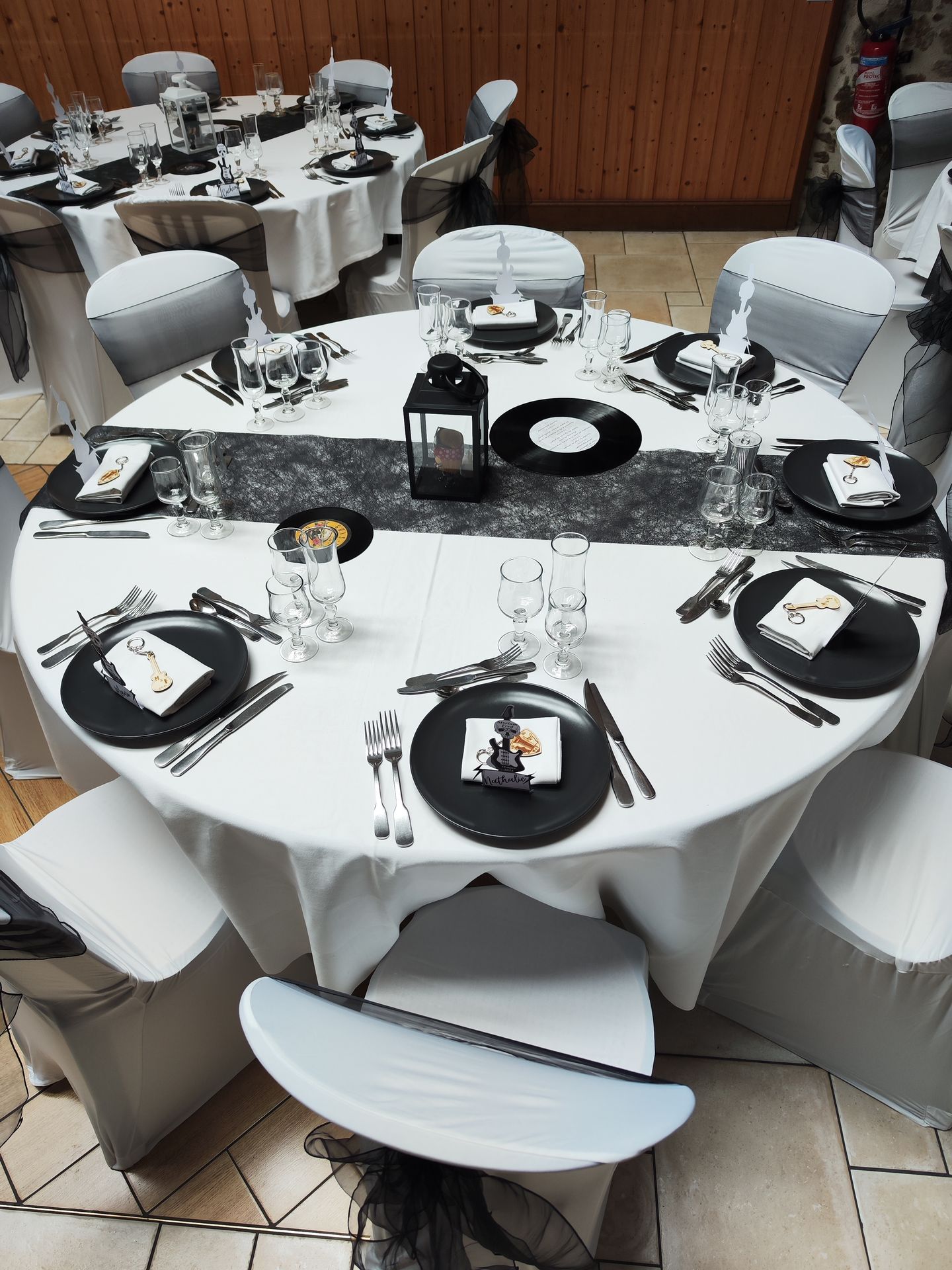 Mariage domaine des Dodais tables blanches chemin de table noir assiette noir lanterne noire disque noir