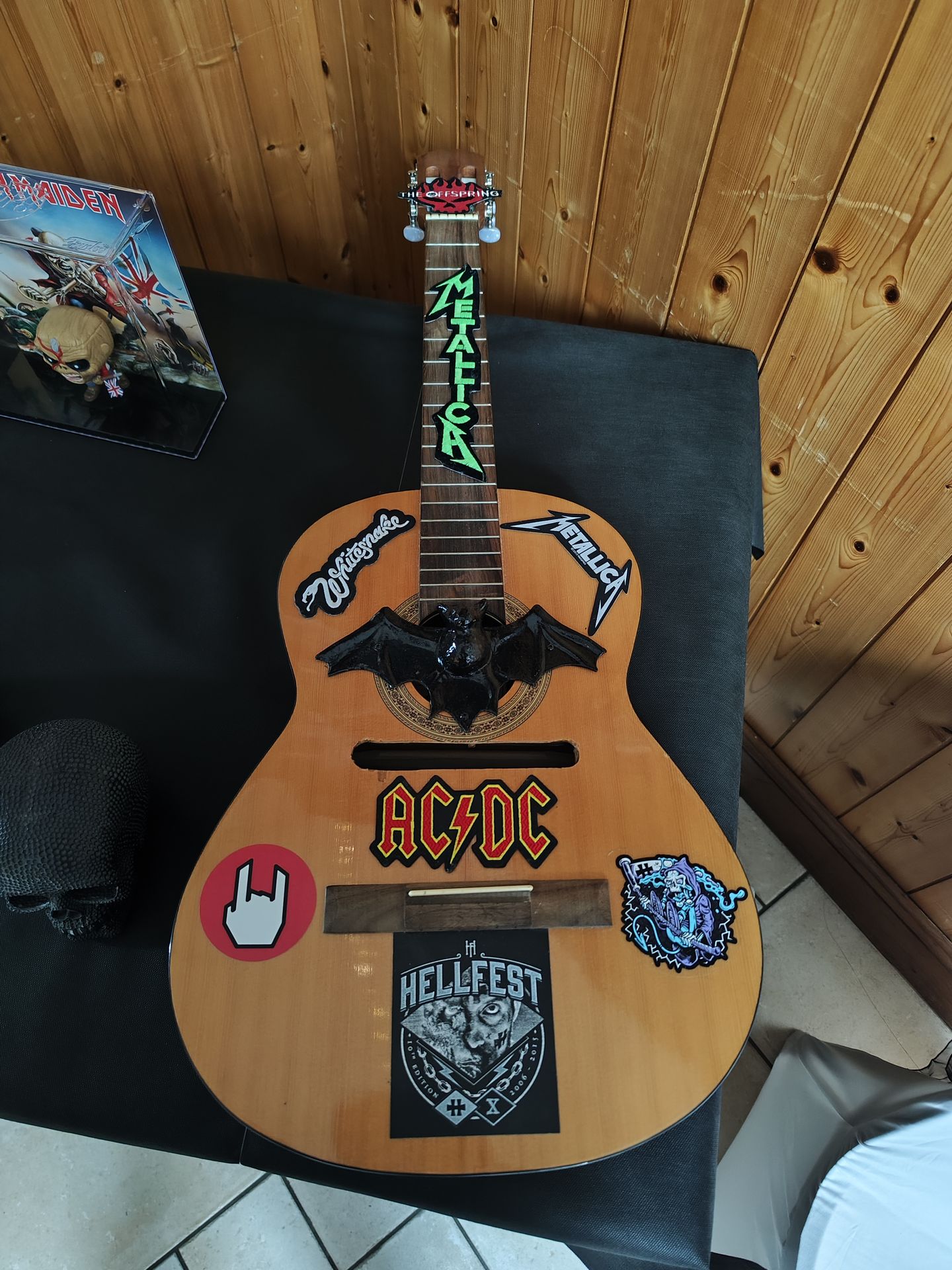 Mariage domaine des Dodais décor guitare et stickers rock
