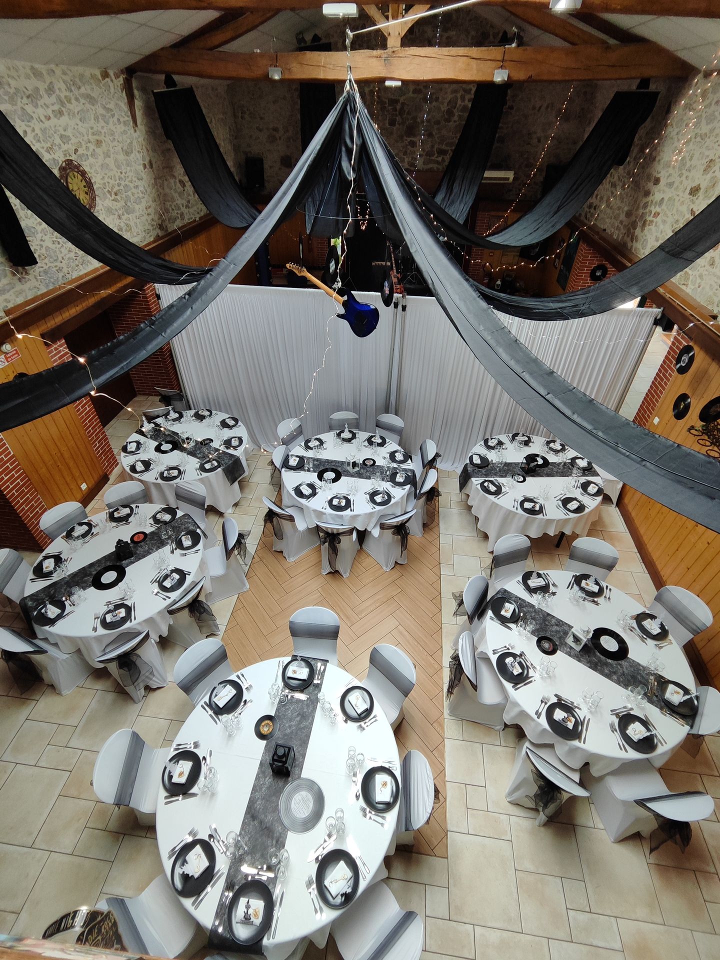 Mariage domaine des Dodais ^plafond tentures noirs table blanche et cheminn de table noir