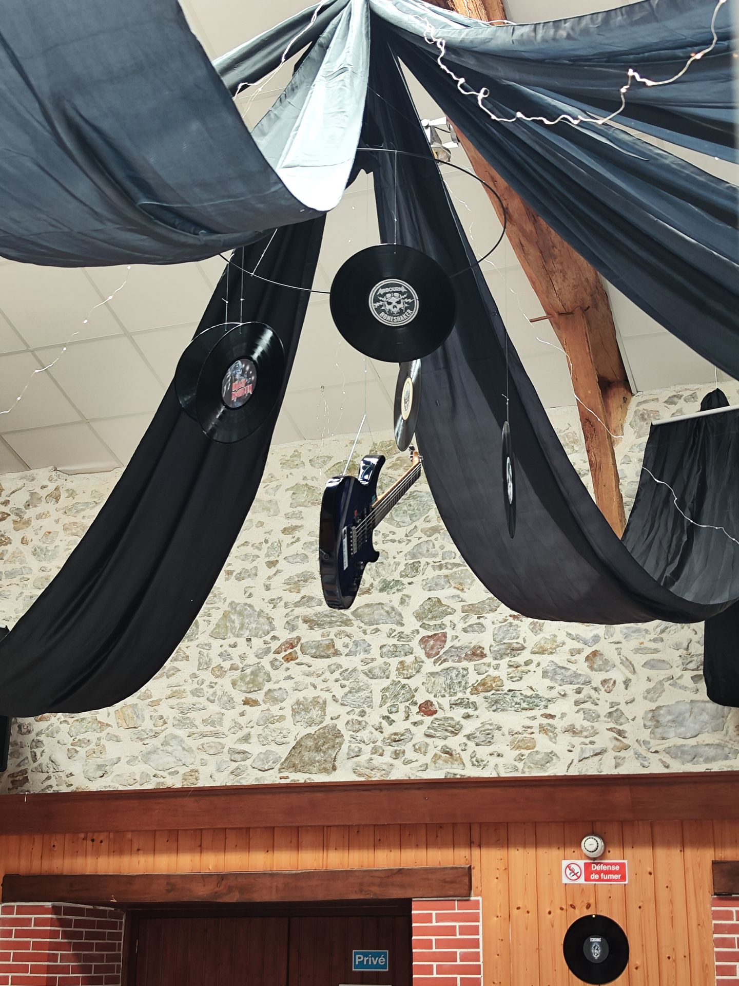 Mariage domaine des Dodais plafond tentures noirs et leds guitare et disque