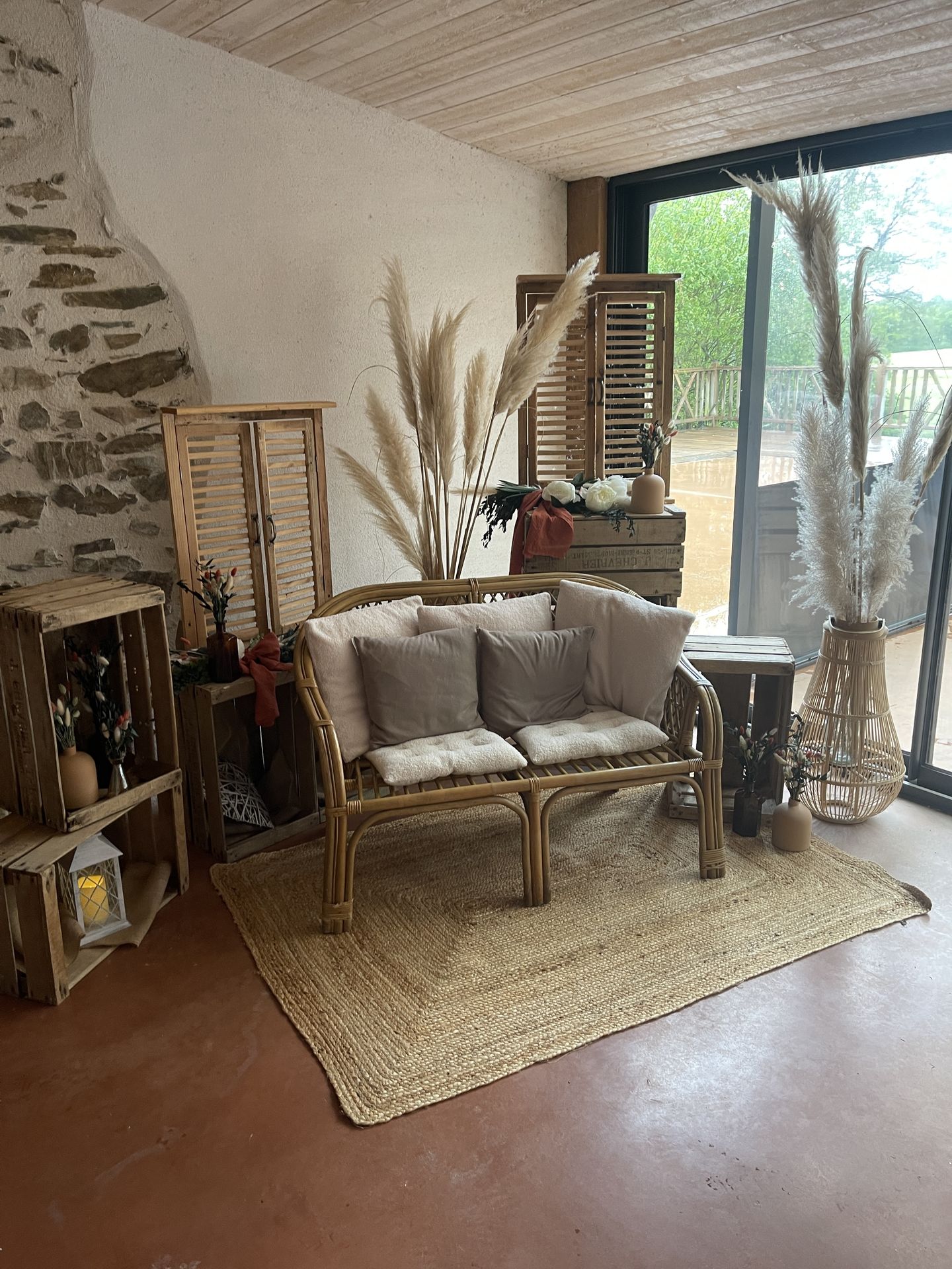 Mariage La Rabotière espace photo canapé coussin beige vases pampas