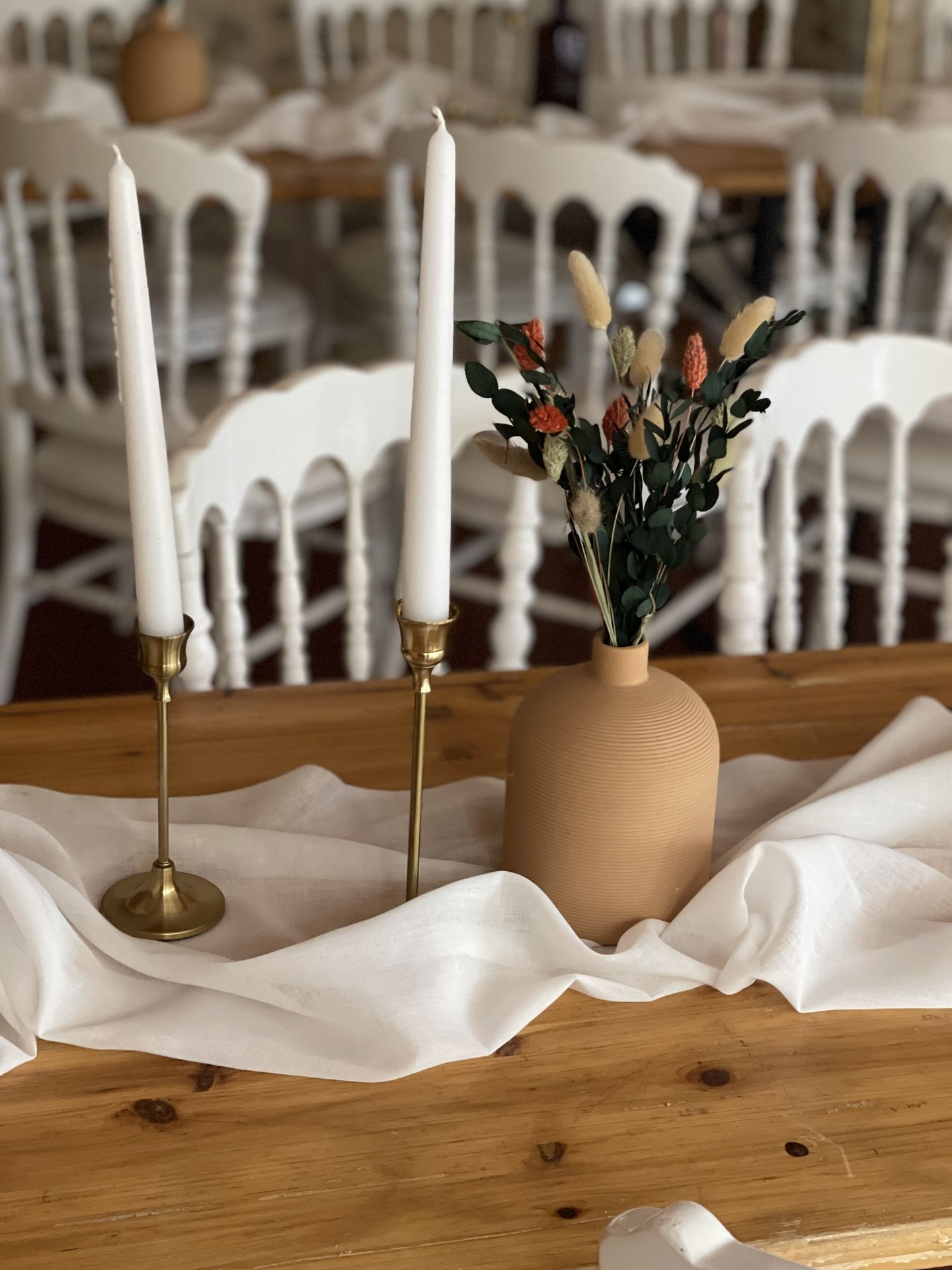 Mariage La Rabotière table bois naturel chemin de table blanc vase matte naturel bougie blanche fleurs sèches chatons