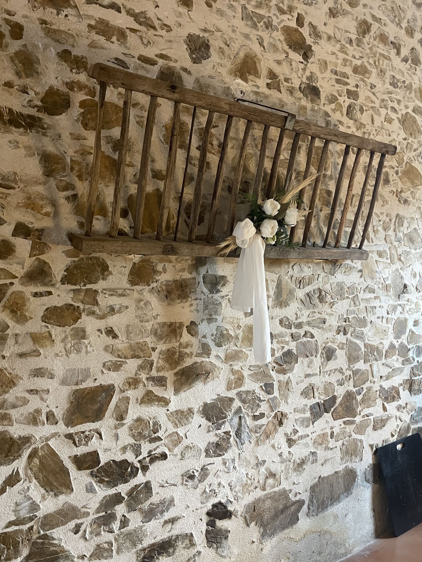 Mariage La Rabotière décor échelle bois et composition florales blanches et tissu blanc