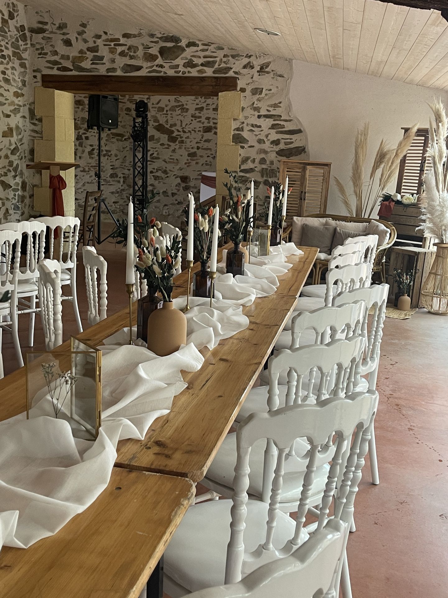 Mariage La Rabotière table bois naturel chemin de table blanc vase matte naturel bougie blanche fleurs sèches chatons