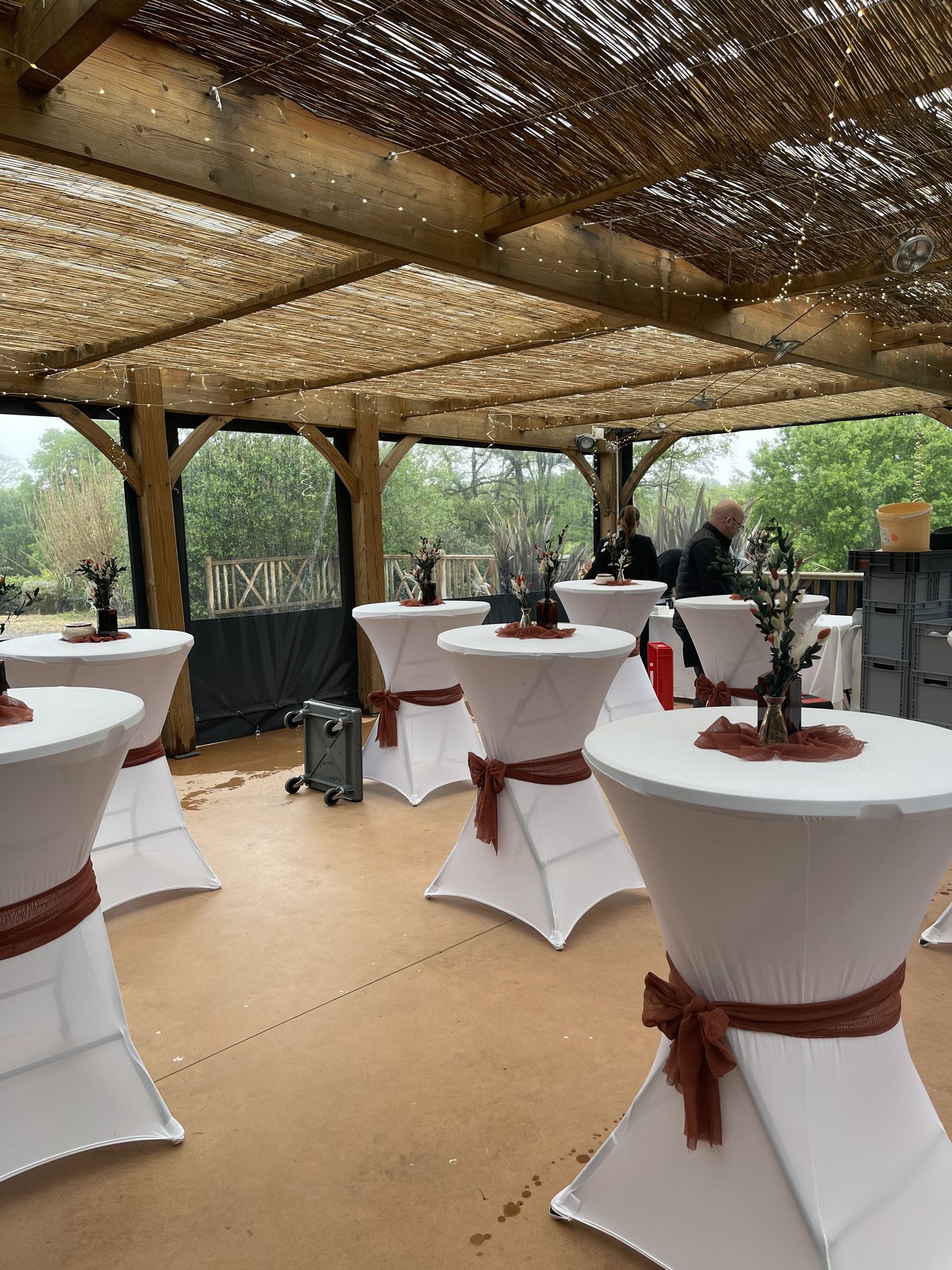 Mariage La Rabotière mange debout blanc noeud bordeaux vase fleurs sèches centre tissu bordeaux