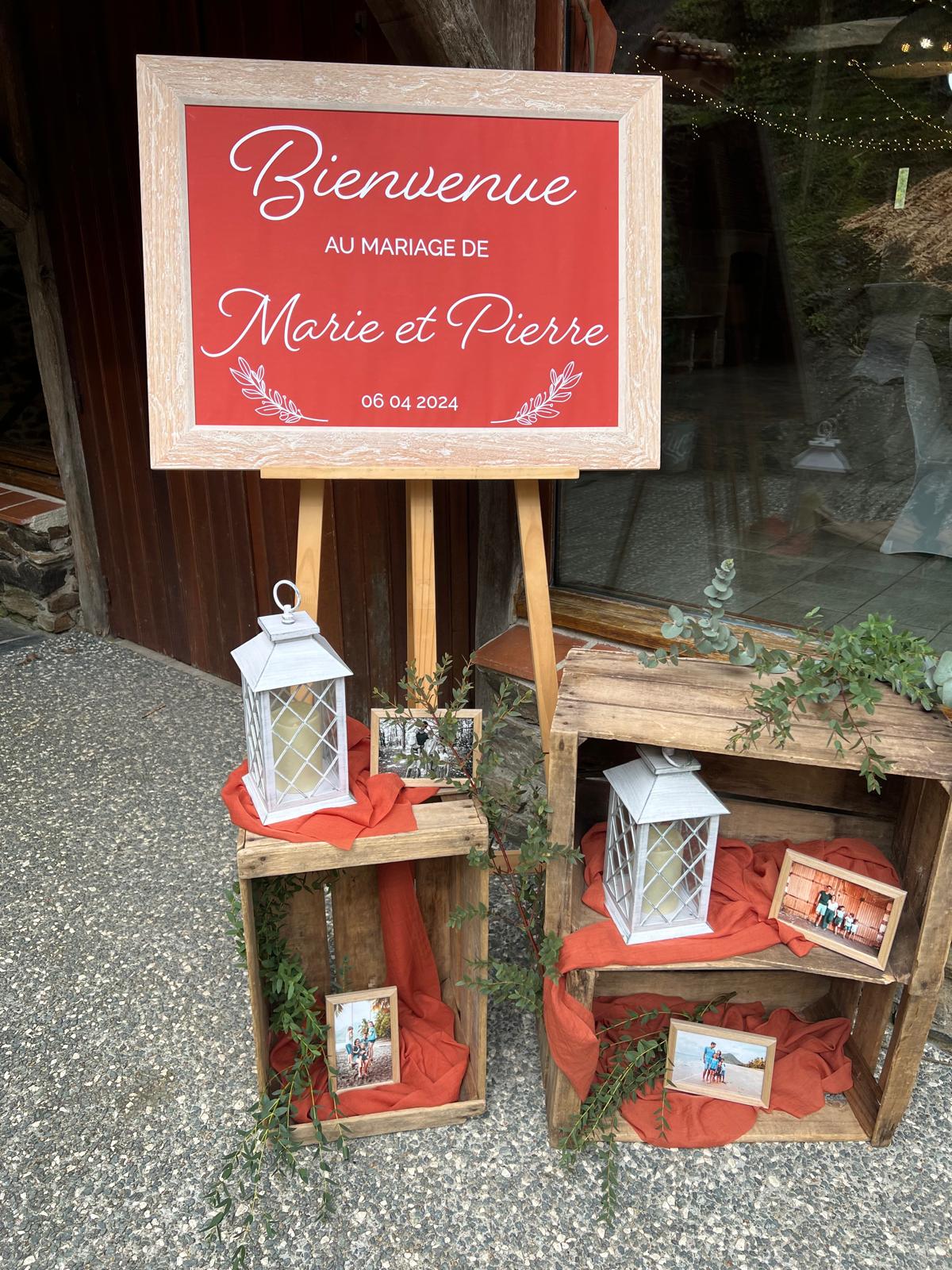 Mariage Domaine du Moulin Neuf panneau de bienvenue terracotta caisse de pommes lanterne blanche