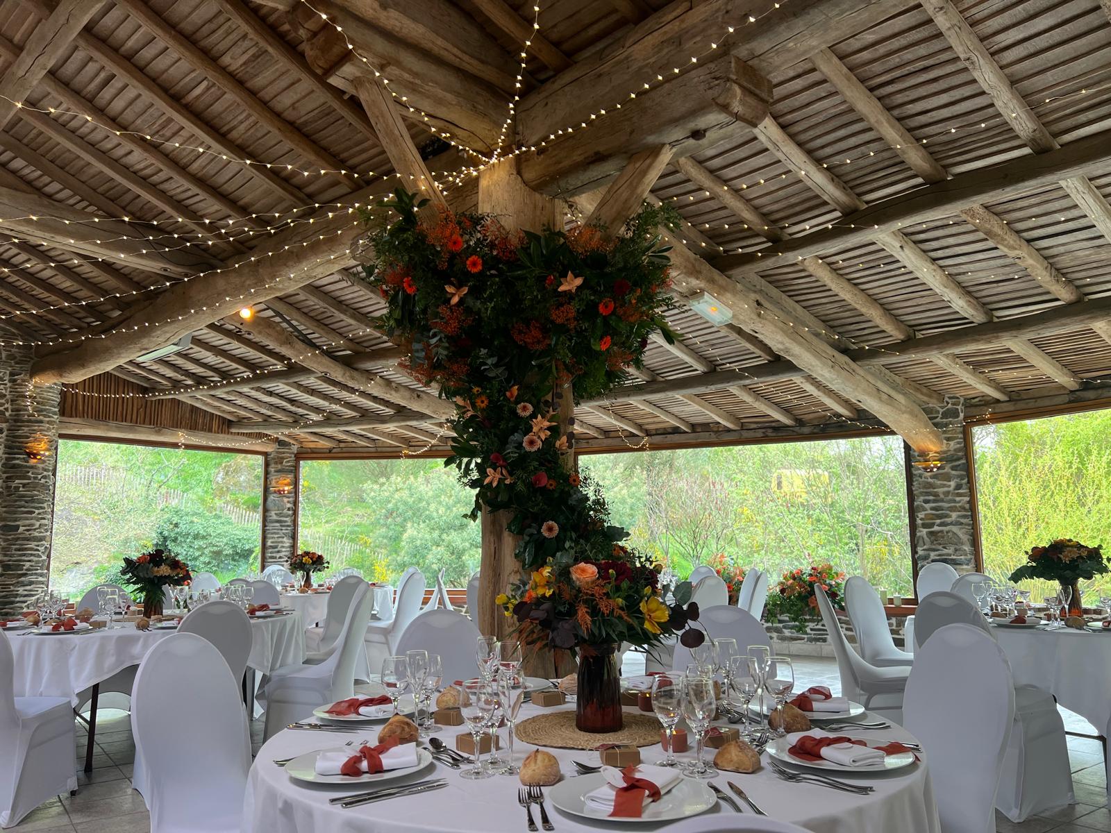 Mariage Domaine du Moulin Neuf plafond ciel étoilé composition florales table blanches